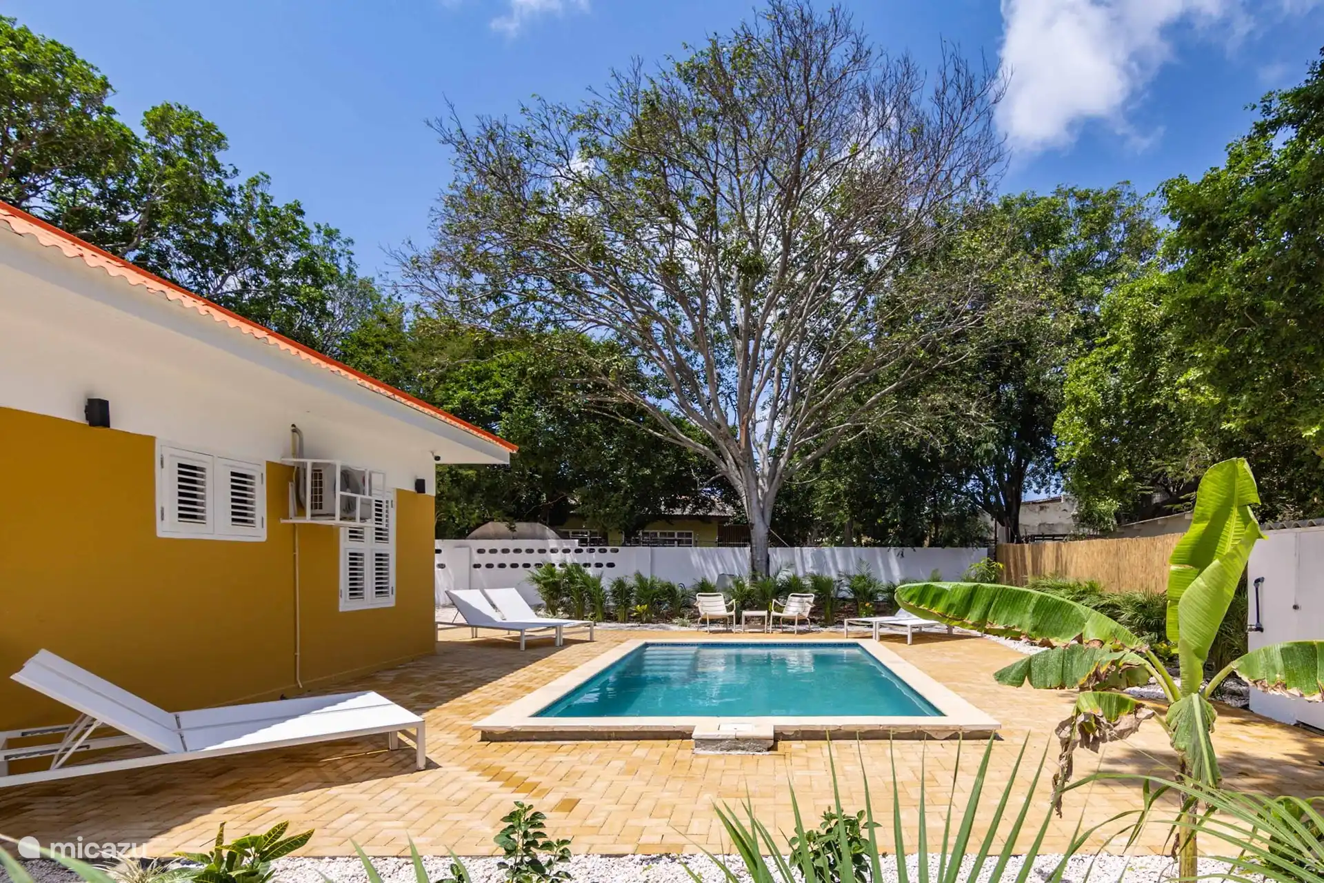 schöner und geräumiger Pool mit Bank und 6 bequemen Sonnenliegen.