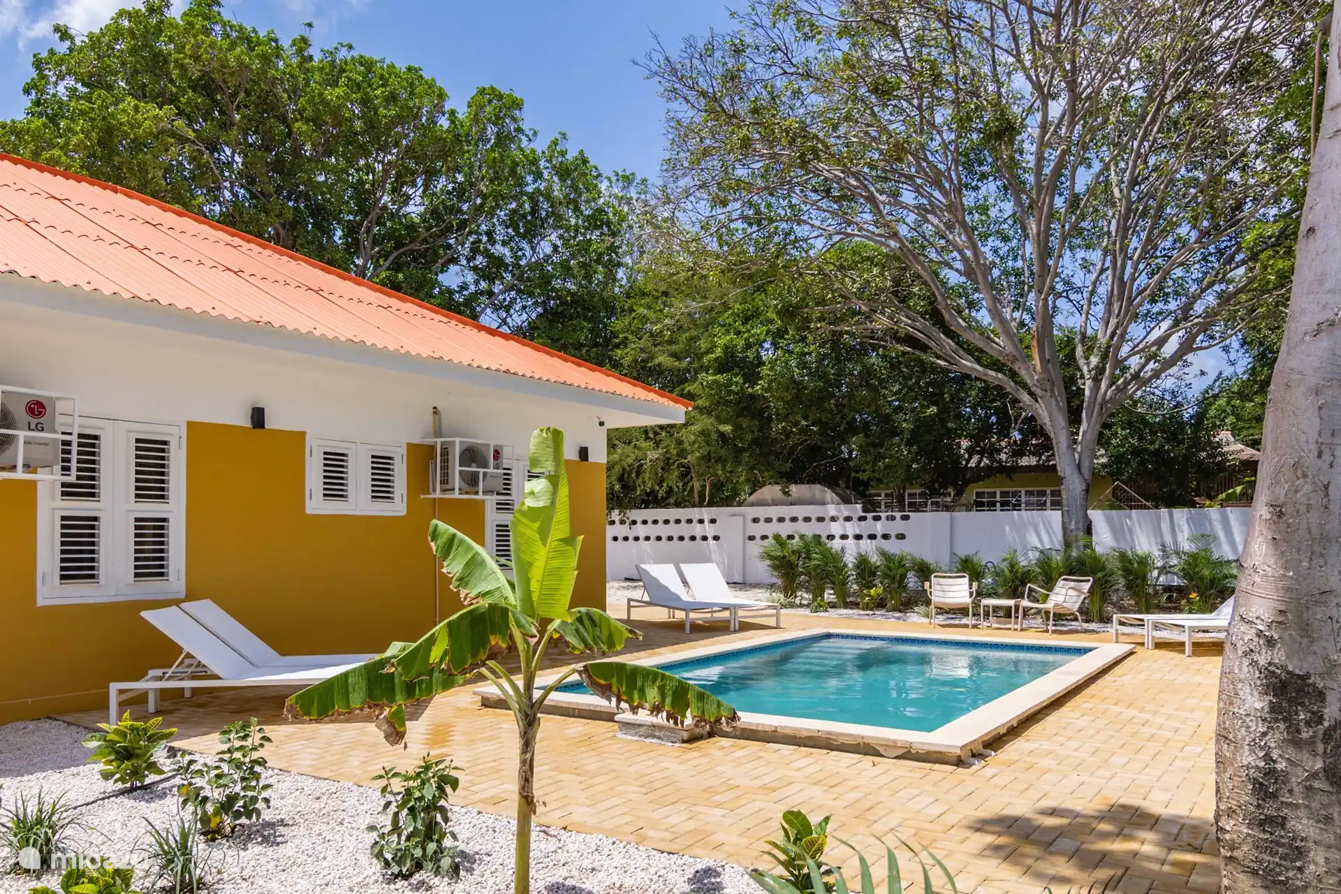 schöner und geräumiger Pool mit Bank und 6 bequemen Sonnenliegen.