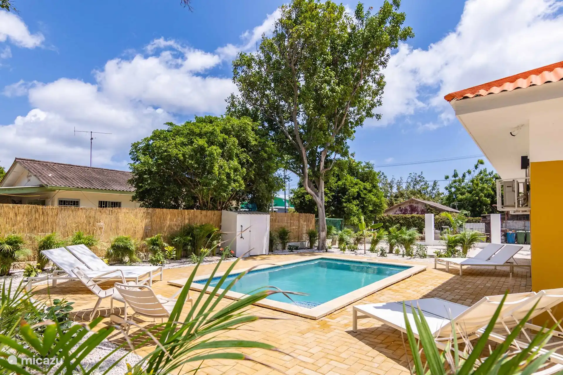schöner und geräumiger Pool mit Bank und 6 bequemen Sonnenliegen.