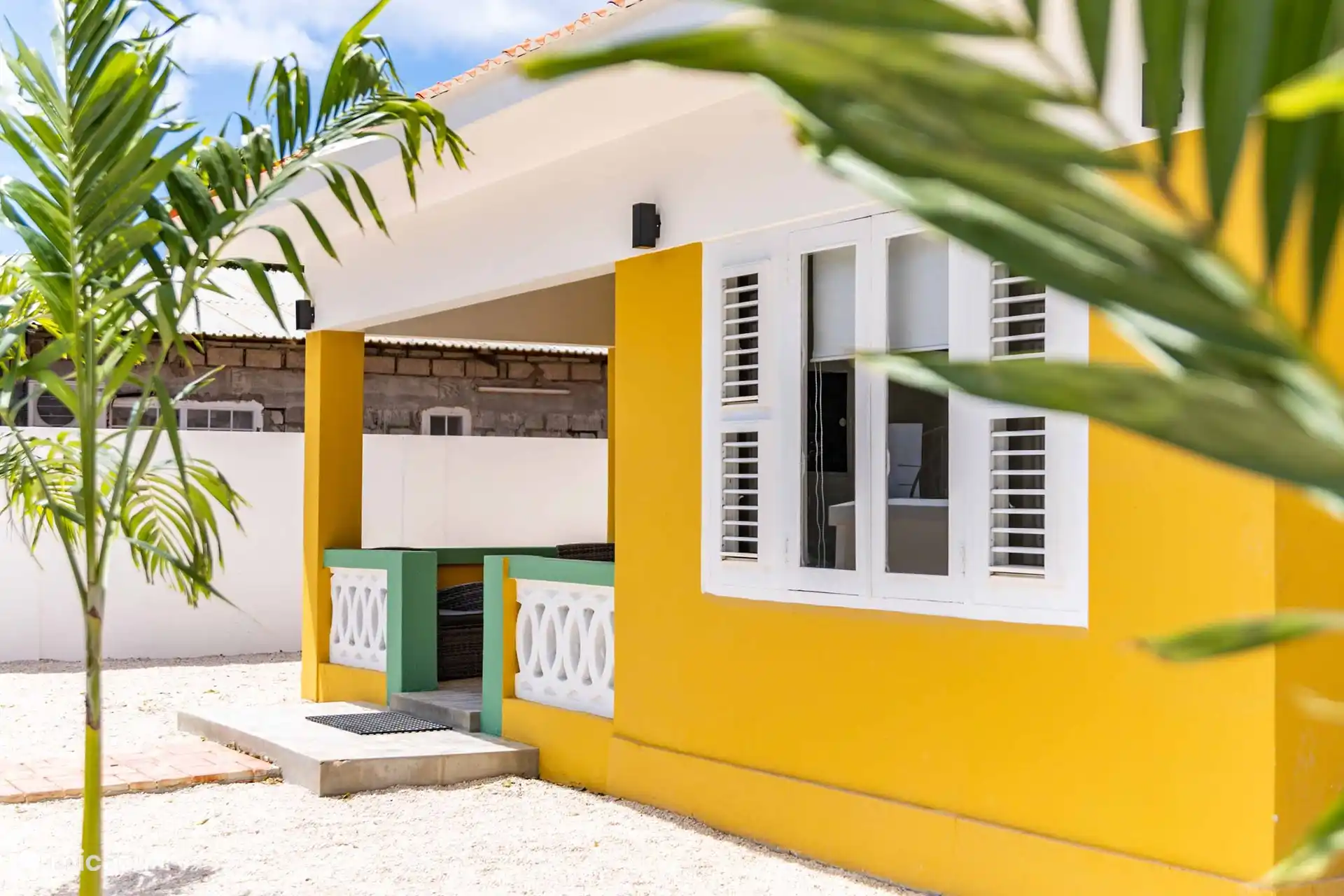 Wunderschöne Ferienvilla mit großem Swimmingpool, tropischem Garten und Veranda wie zu Hause.