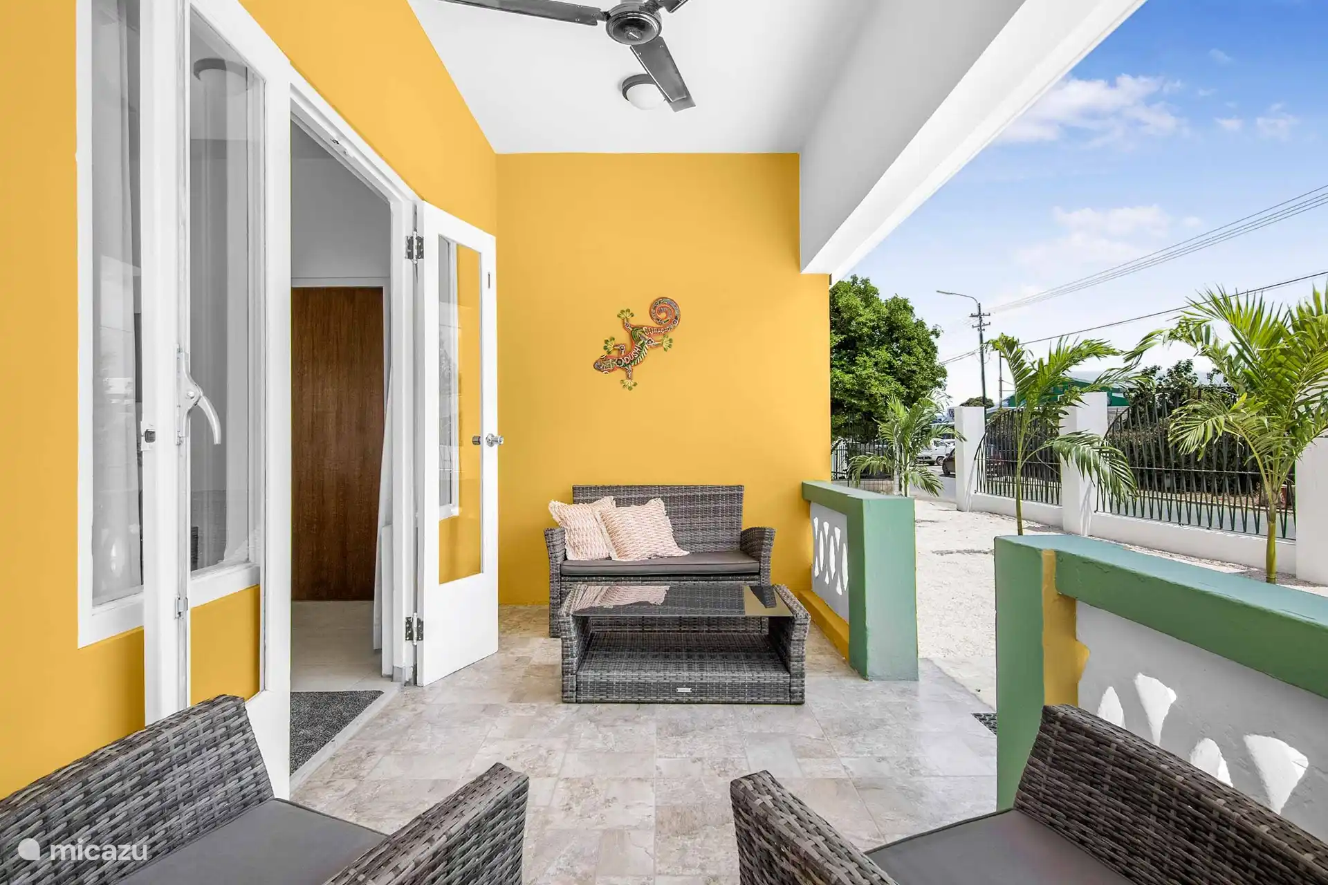 Schöne Veranda zu Hause mit viel Sitzplatz. Perfekt zum Frühstück am Morgen!