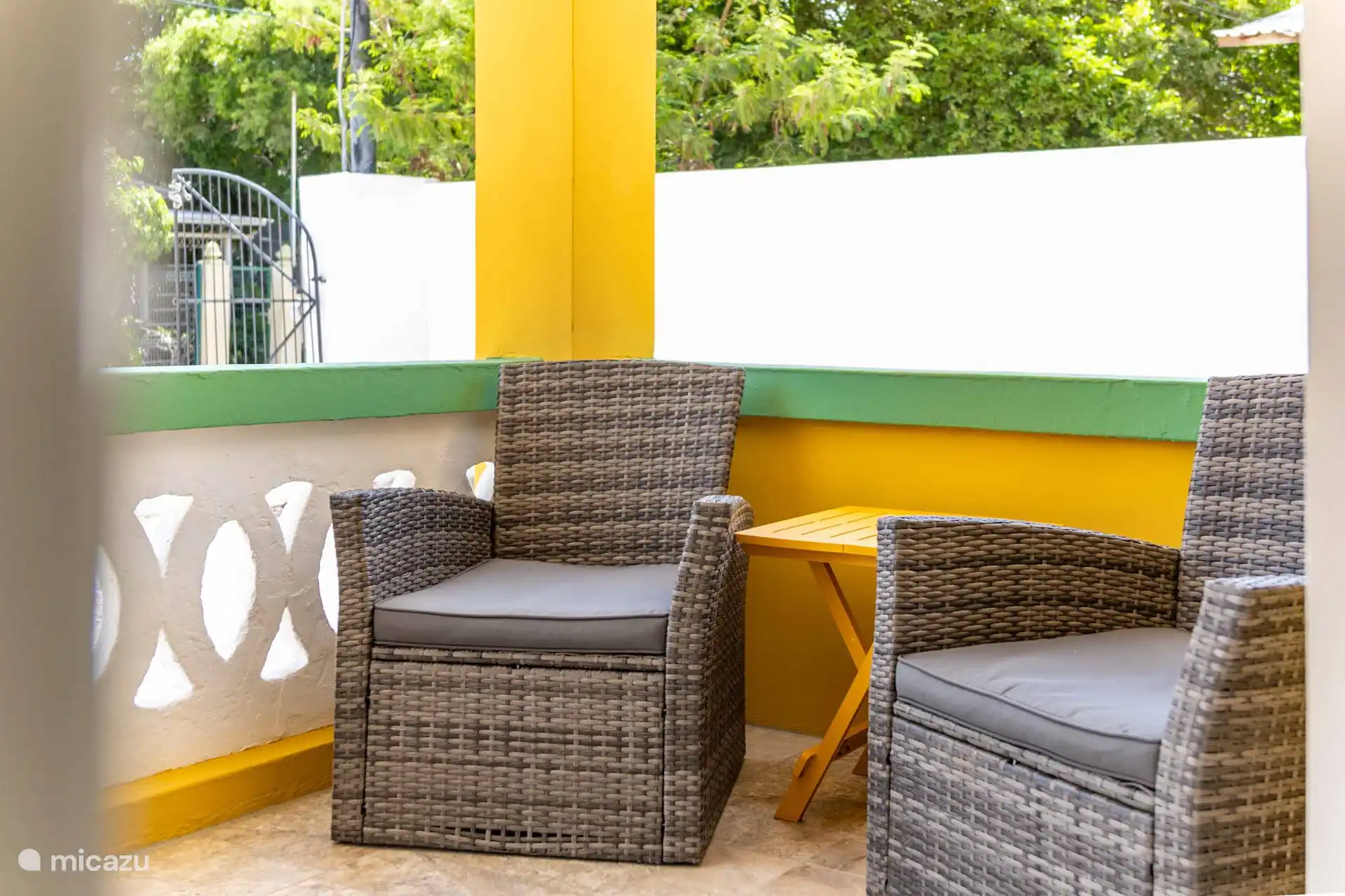 Schöne Veranda zu Hause mit viel Sitzplatz