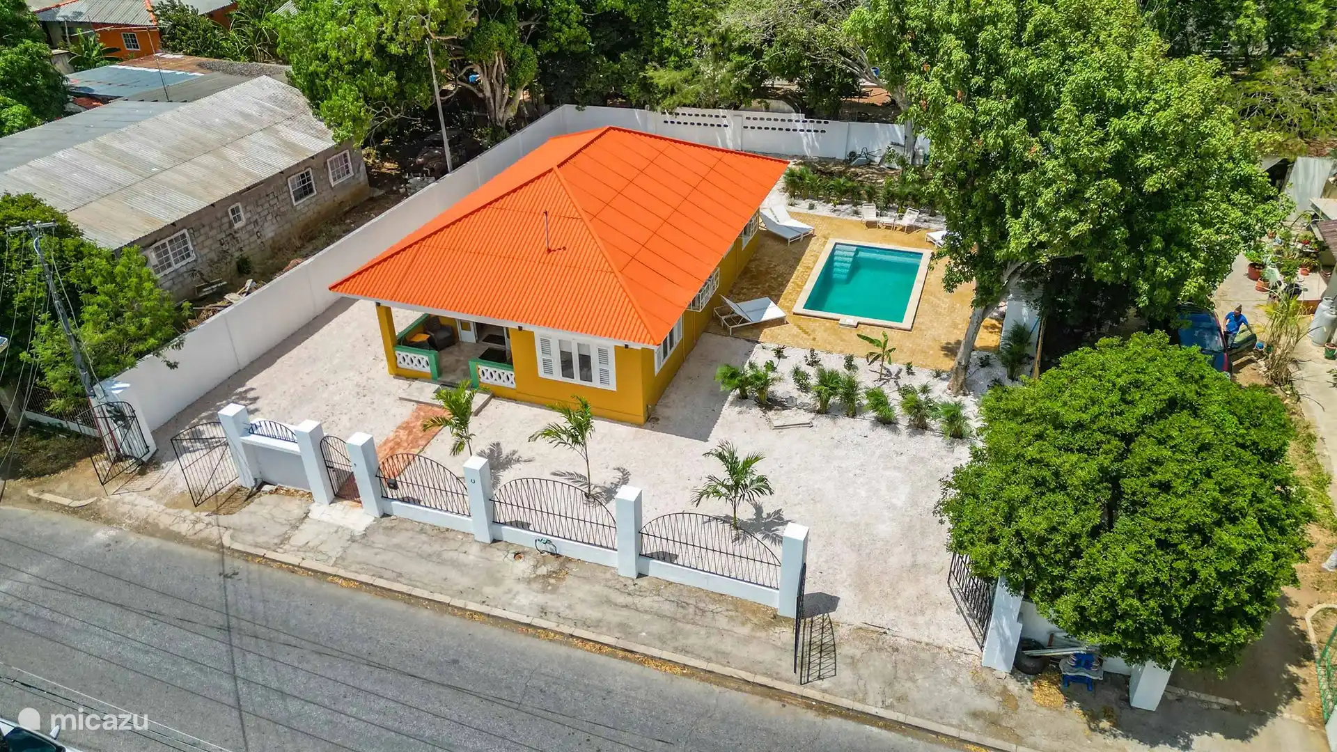 Wunderschöne Ferienvilla mit großem Swimmingpool, tropischem Garten und Veranda wie zu Hause. 4 Parkplätze und abschließbare Tore.