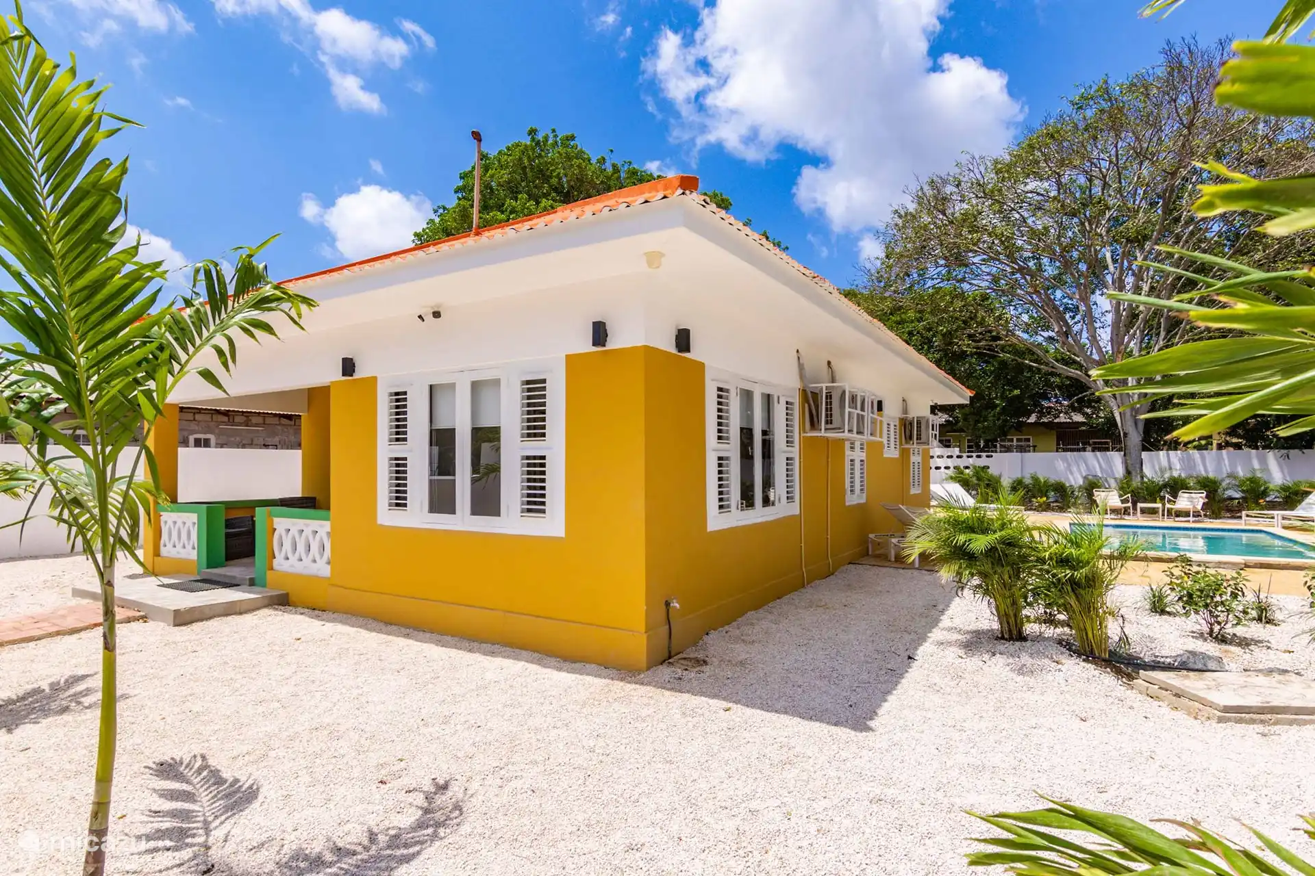 Wunderschöne Ferienvilla mit großem Swimmingpool, tropischem Garten und Veranda wie zu Hause.