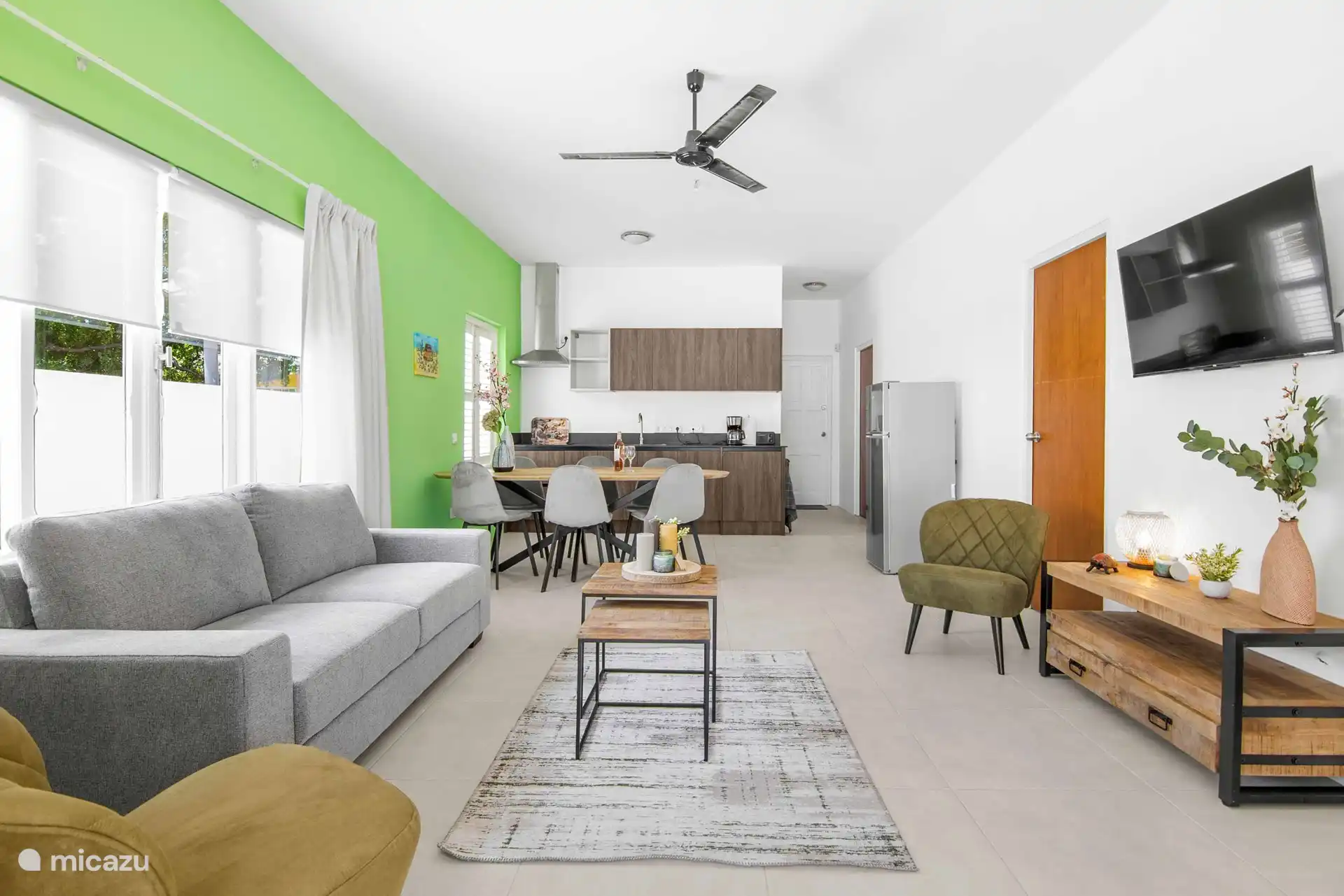 Geräumiges Wohnzimmer, komplett ausgestattet.