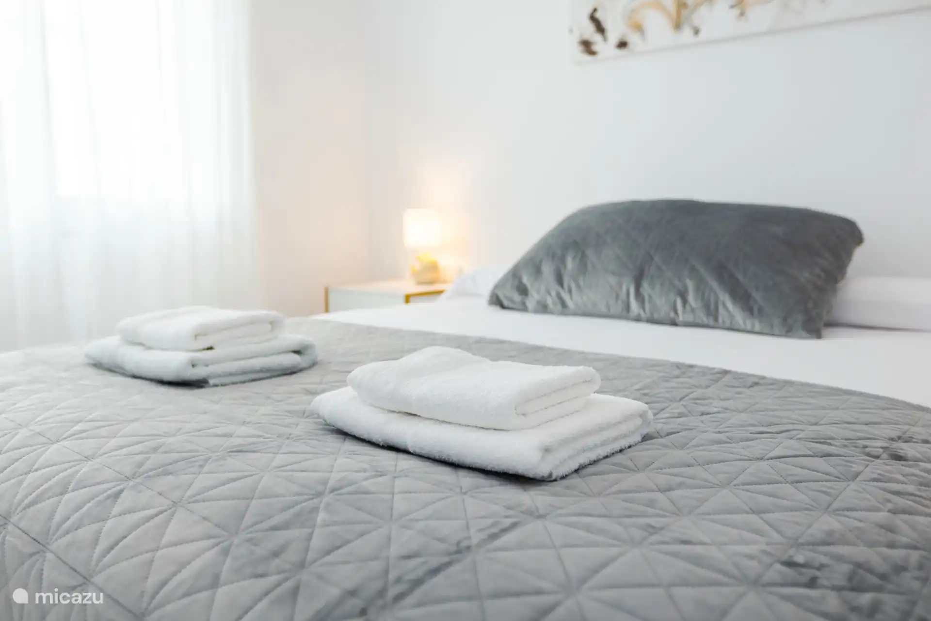 Cama doble del dormitorio