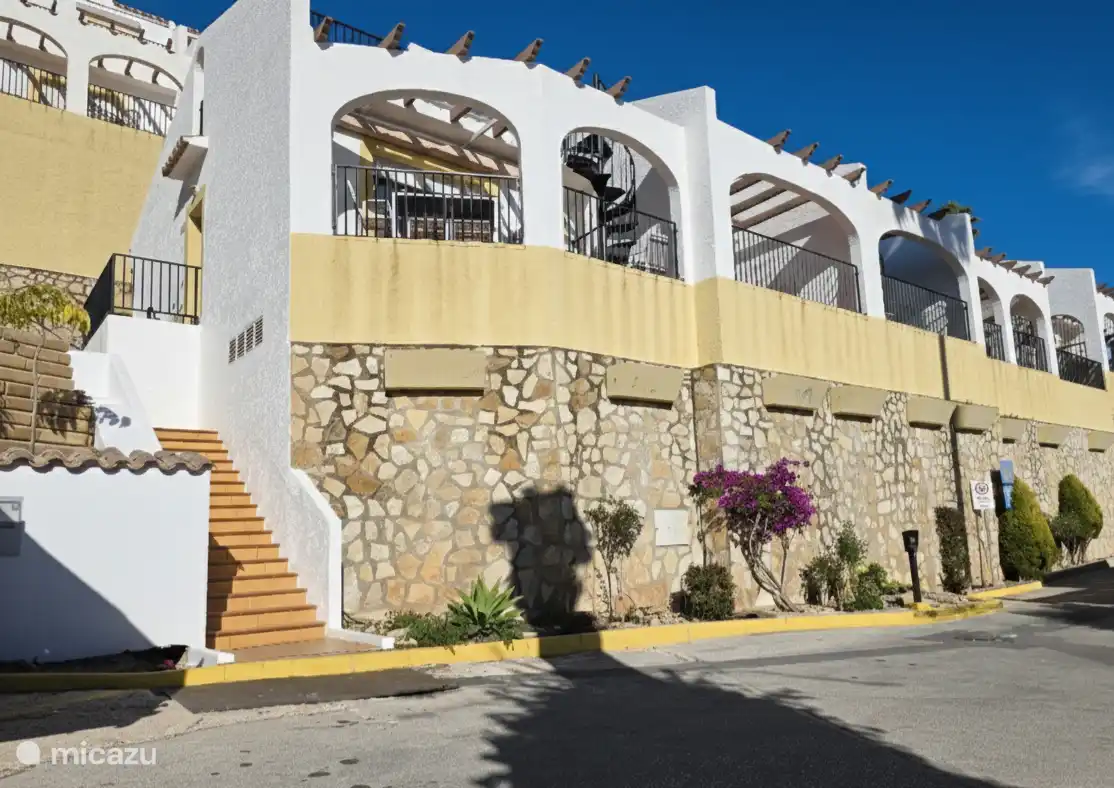 Escaleras hacia la casa (cuarta casa a la derecha)