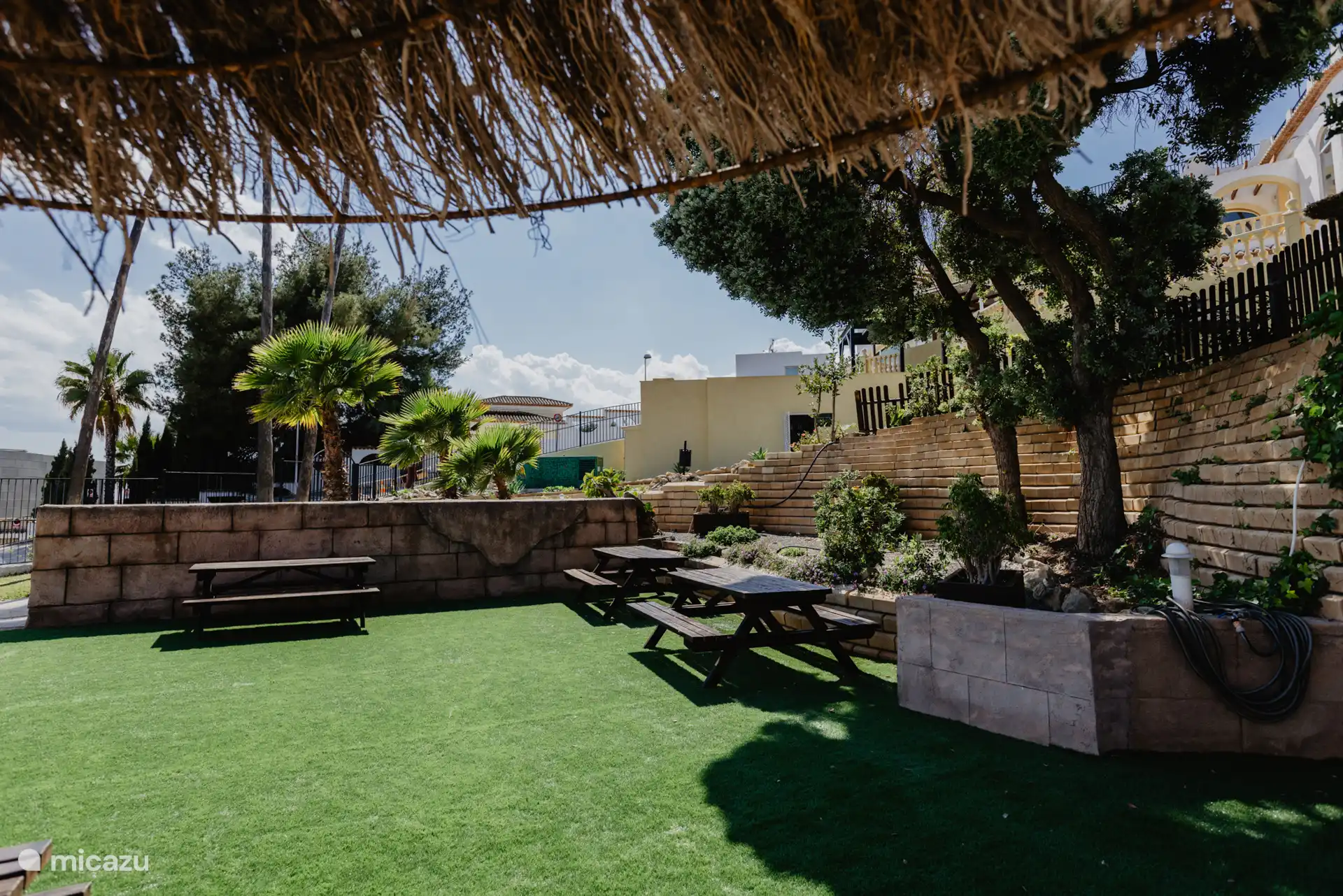 Zona de picnic cerca de las piscinas