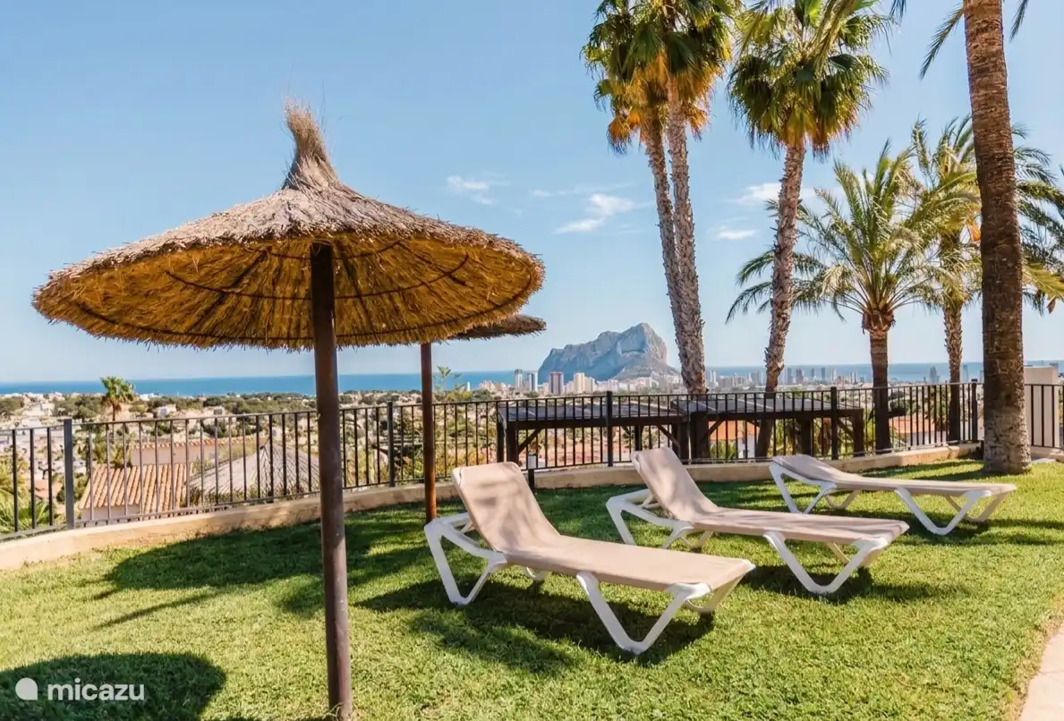 Uno de los muchos rincones solares alrededor de la piscina