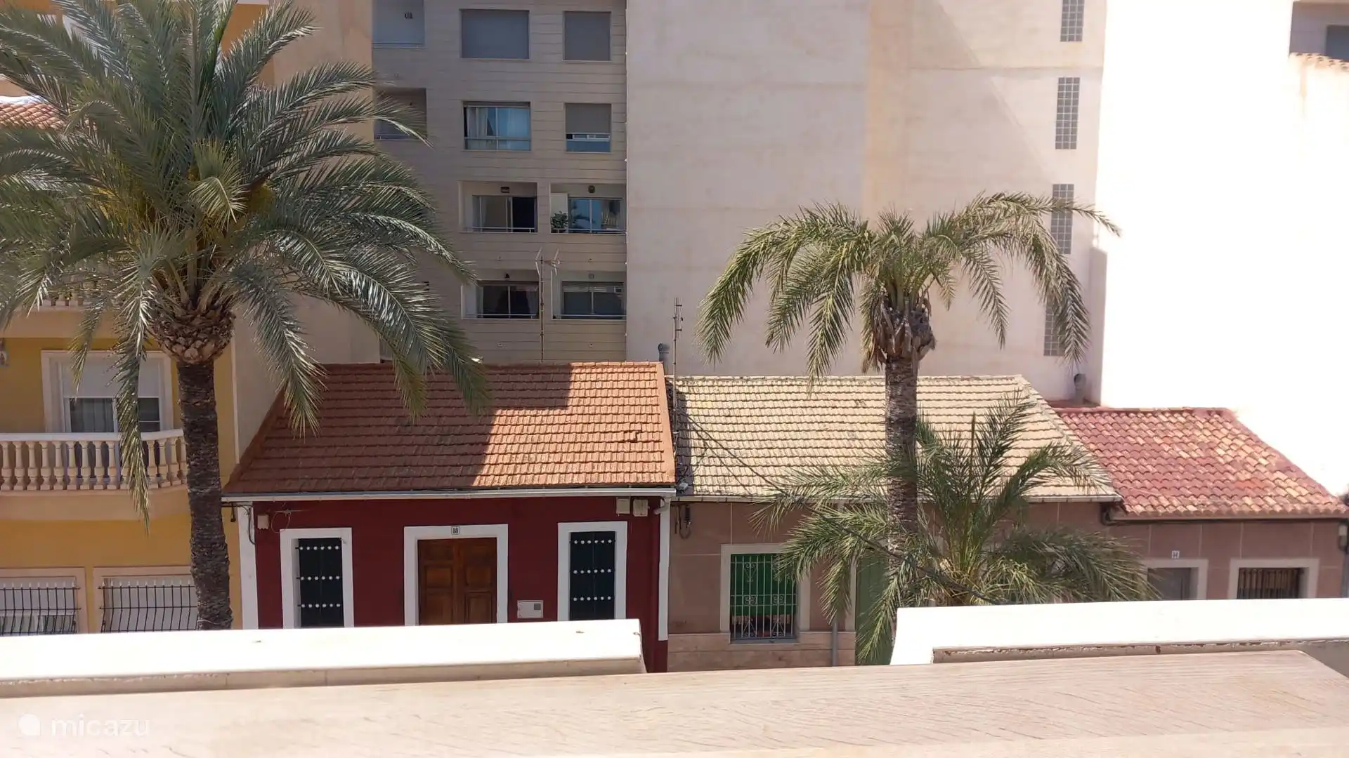 Esstisch mit Blick auf die schönsten noch restaurierten Fischerhäuschen im Dorf. (Terrasse 2. Stock, Dorfblick).