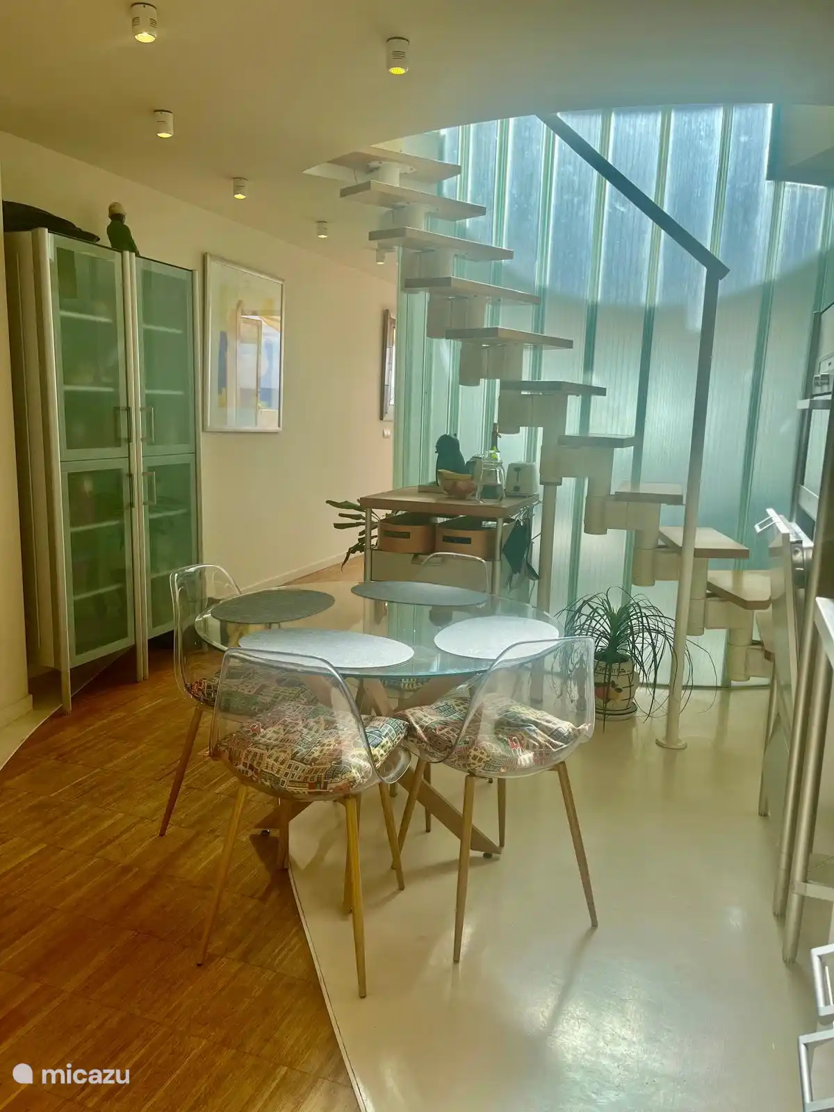 Essbereich in der Küche, mit Platz für fünf Personen. (Es gibt auch einen Esstisch auf der Terrasse auf der Dorfseite).