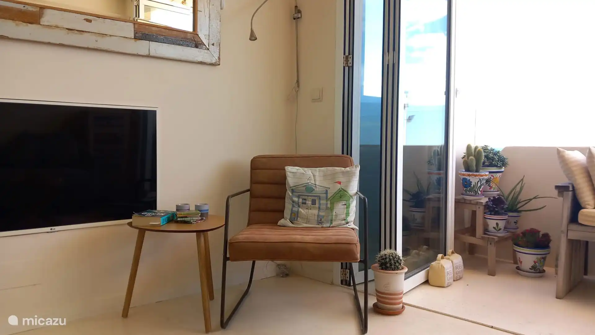 TV-Ecke im Wohnzimmer, Meerblick.