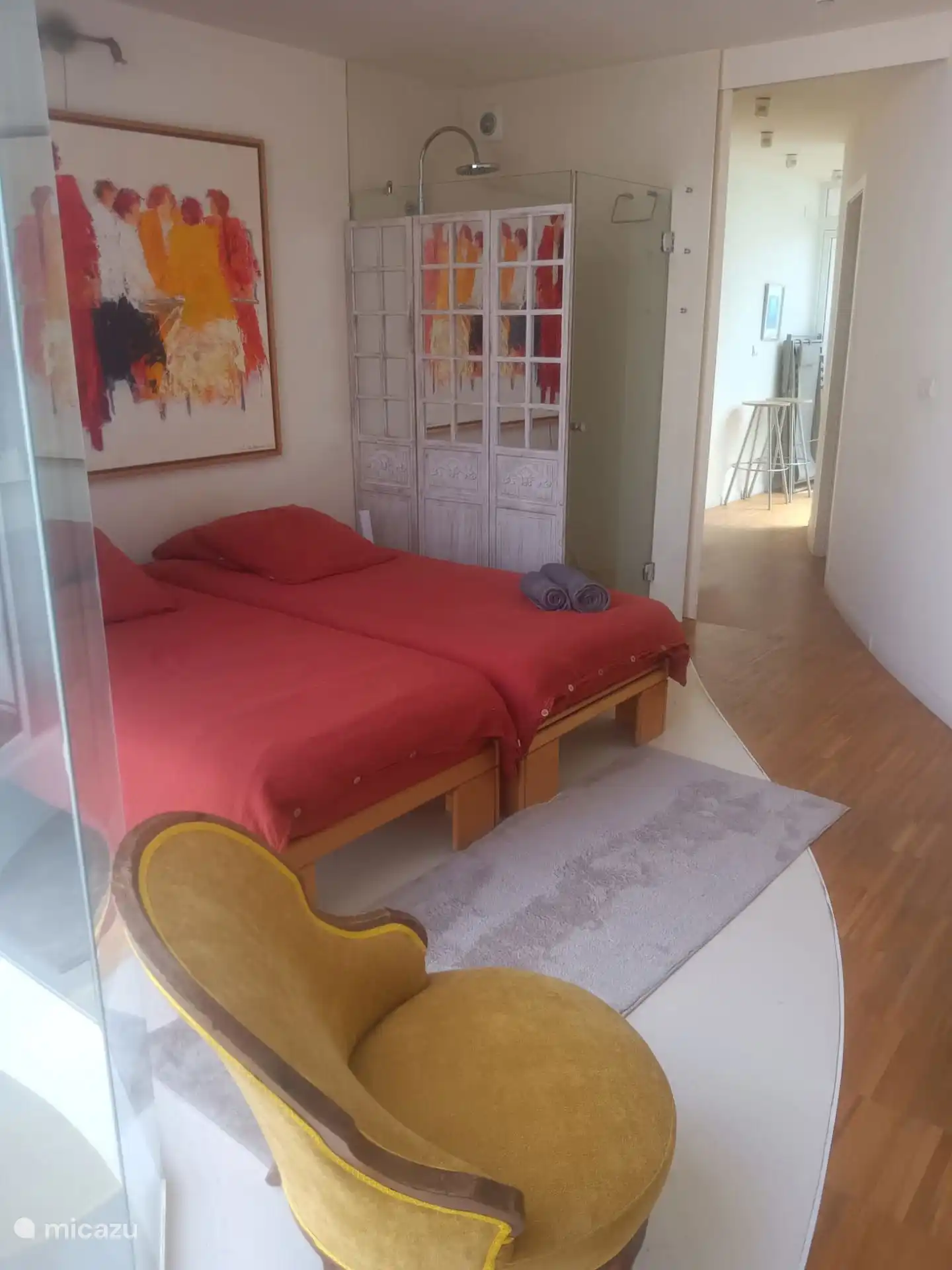 Hauptschlafzimmer mit zwei Einzelbetten und Terrasse auf der Dorfseite.