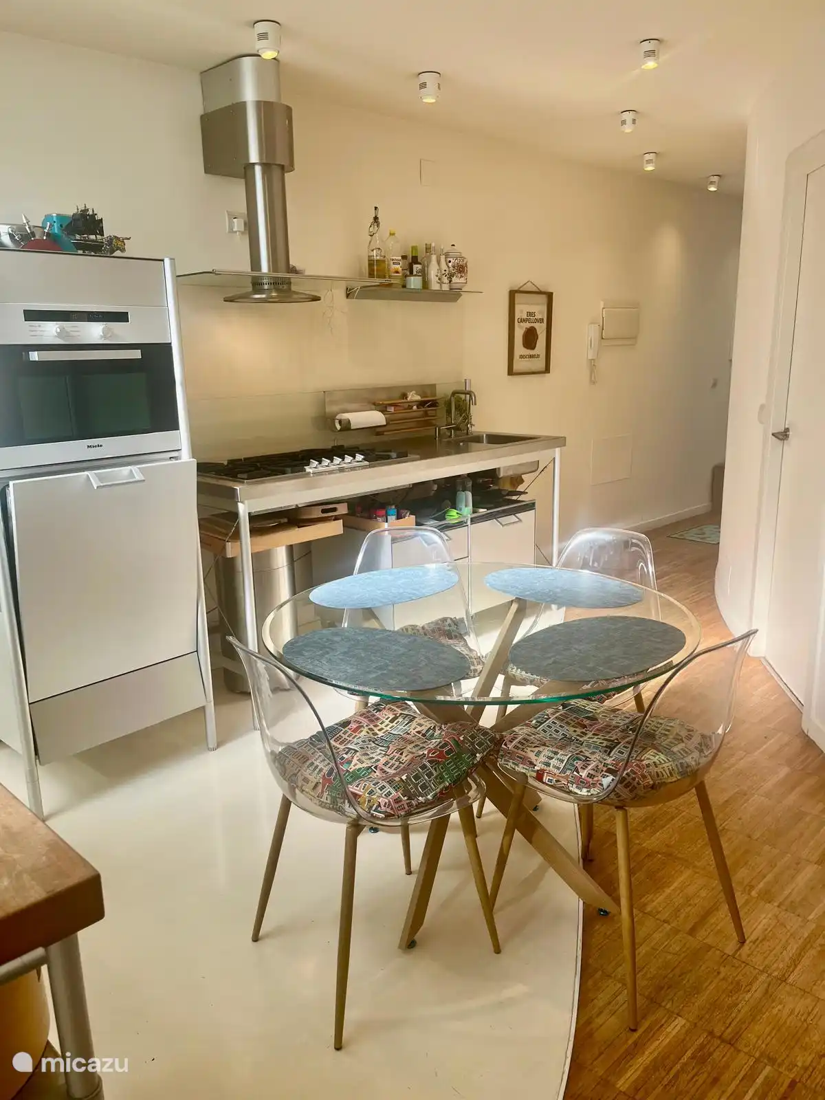 Bülthaup Küche und hochwertiger Gasherd, Backofen, Mikrowelle, Geschirrspüler und Kühlschrank.