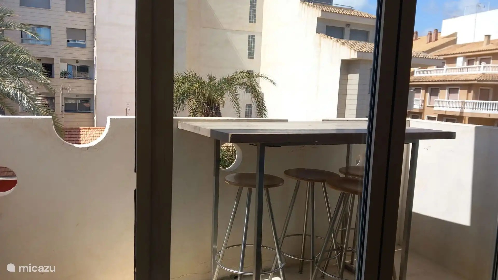 Essen drinnen oder draußen? Das liegt ganz bei Ihnen! (Terrasse 2. Etage, Dorfblick).