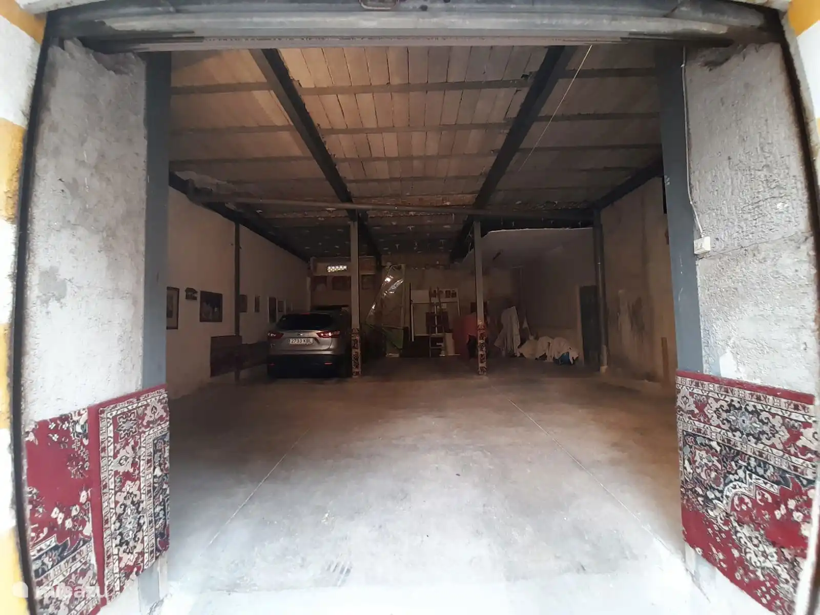 Der mittlere Platz in dieser privaten Garage ist unserer. 