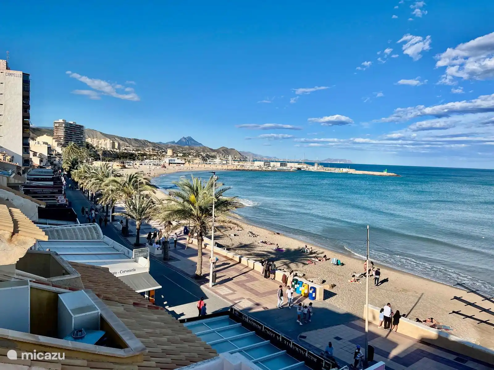 Blick auf Strand, Meer und Hafen von der Terrasse am Meer im 3. Stock.