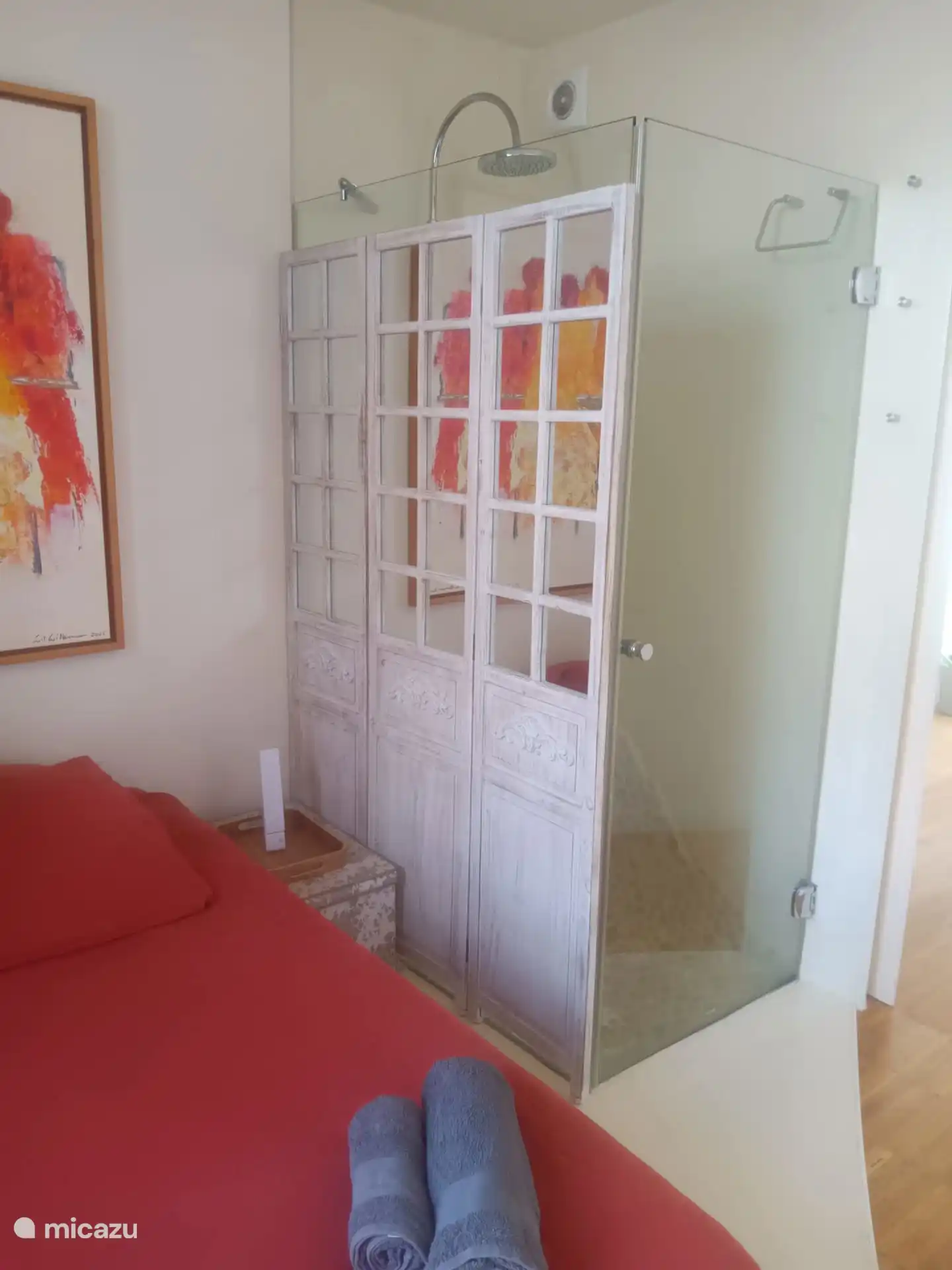 Hauptschlafzimmer im 3. Stock mit 2 Einzelbetten und separatem Duschbad. Auf dieser Etage befinden sich eine Toilette und zwei Waschbecken. Einen im Schlafzimmer und einen im Flur in der Nähe des Arbeitszimmers.