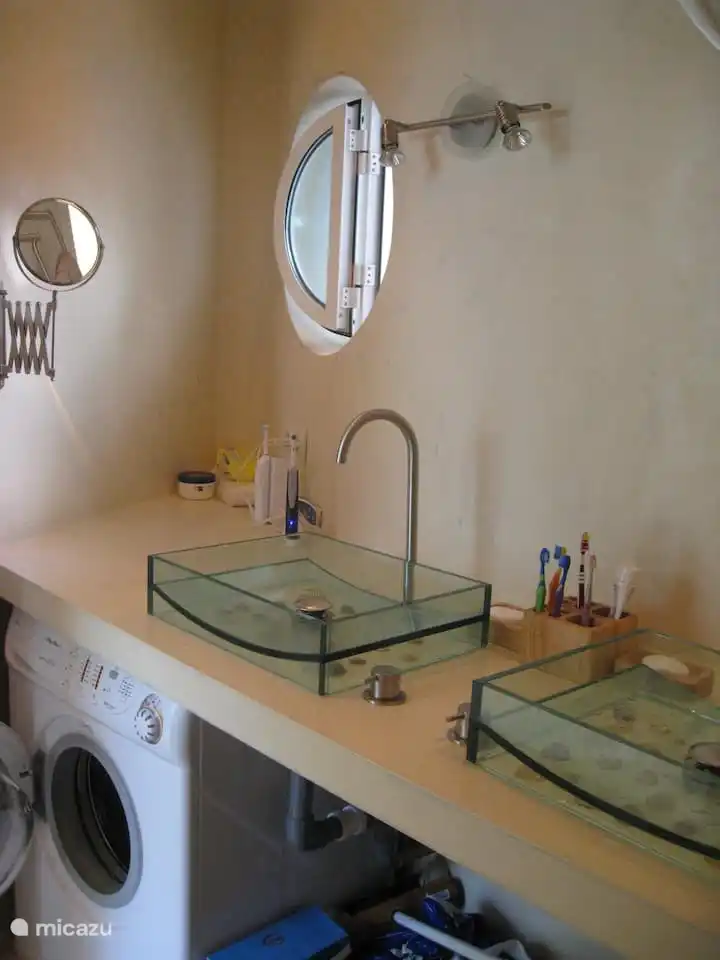 Zusätzlich zu den Originalwaschbecken gibt es eine Waschmaschine. Es gibt keinen Trockner, aber zwei Wäscheständer.