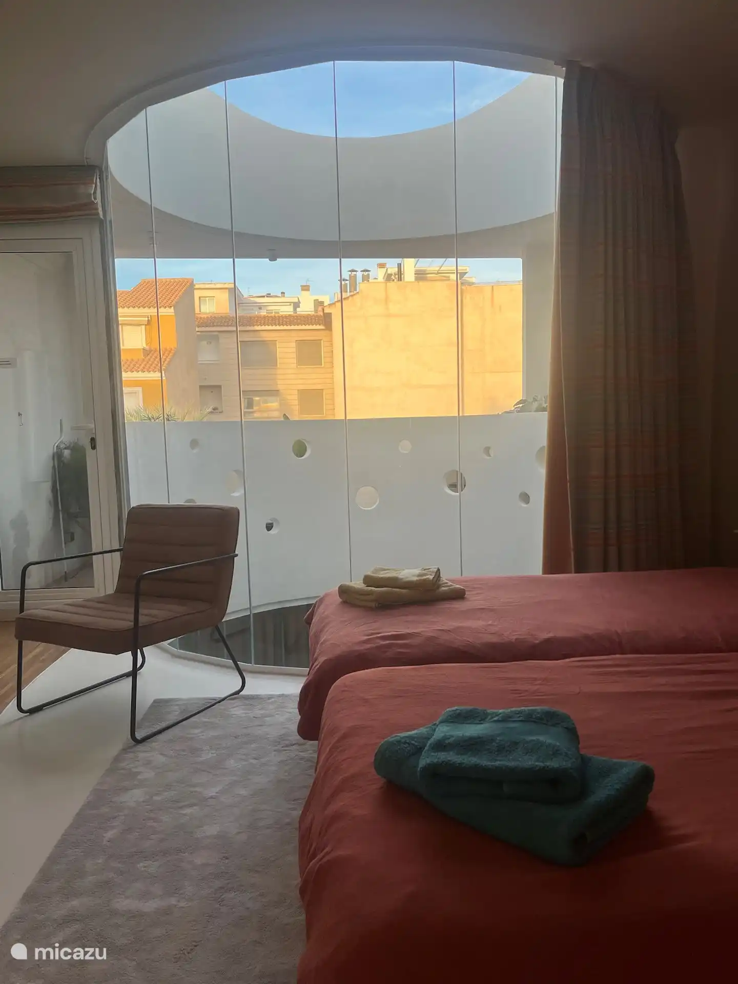 Hauptschlafzimmer mit Tür zur Terrasse, wo Sie sich in der Nachmittagssonne bei einem Drink oder sogar Abendessen entspannen können. 