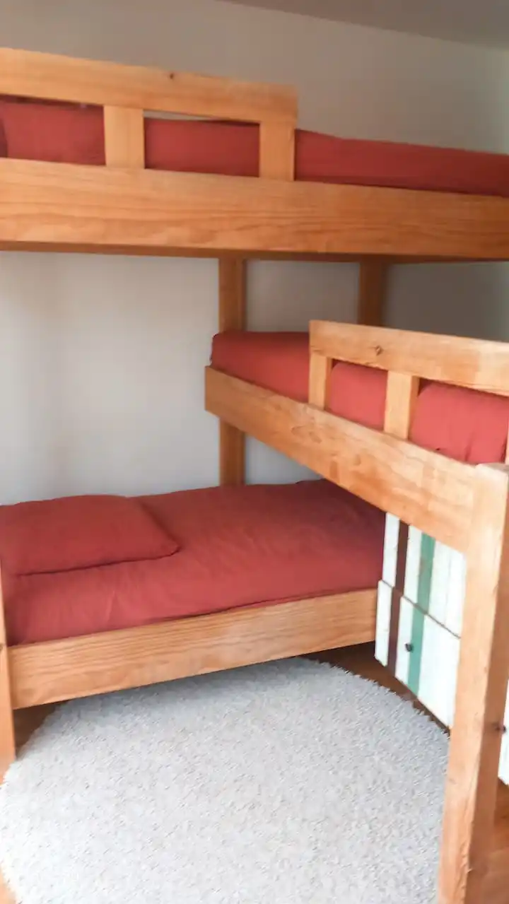 Schlafzimmer im ersten Stock mit drei Betten in einer maßgefertigten, hochwertigen Etagenbettkonstruktion aus Holz. Das untere Etagenbett kann als normales Einzelbett genutzt werden. Höhere Betten bei Kindern sehr beliebt! Nicht von allen Erwachsenen geliebt, bitte sehen Sie sich die Fotos an.