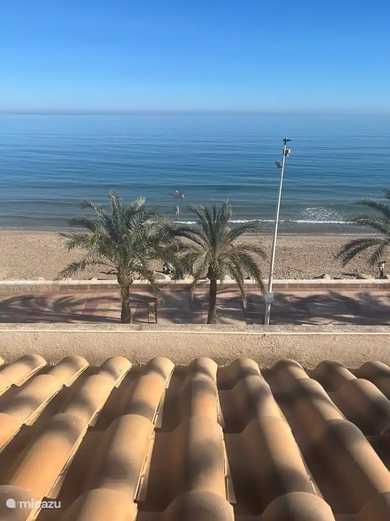 Blick von der Meeresterrasse im zweiten Stock, um die Geschicke der Spaziergänger auf dem Meeresboulevard zu verfolgen.