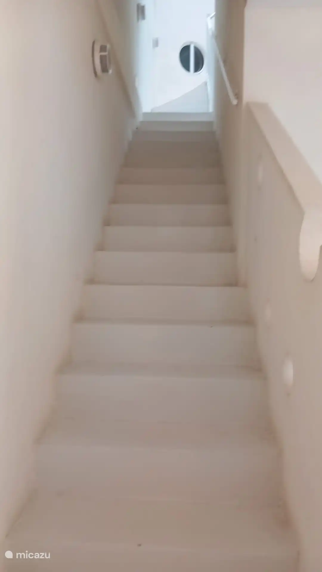 Die Treppe zum ersten Stock des Gebäudes. Unsere Wohnung befindet sich im zweiten Stock. Es gibt keinen Aufzug. Dies kann für Kinder, die nur laufen, oder für Menschen, die Schwierigkeiten beim Gehen haben, schwierig sein.