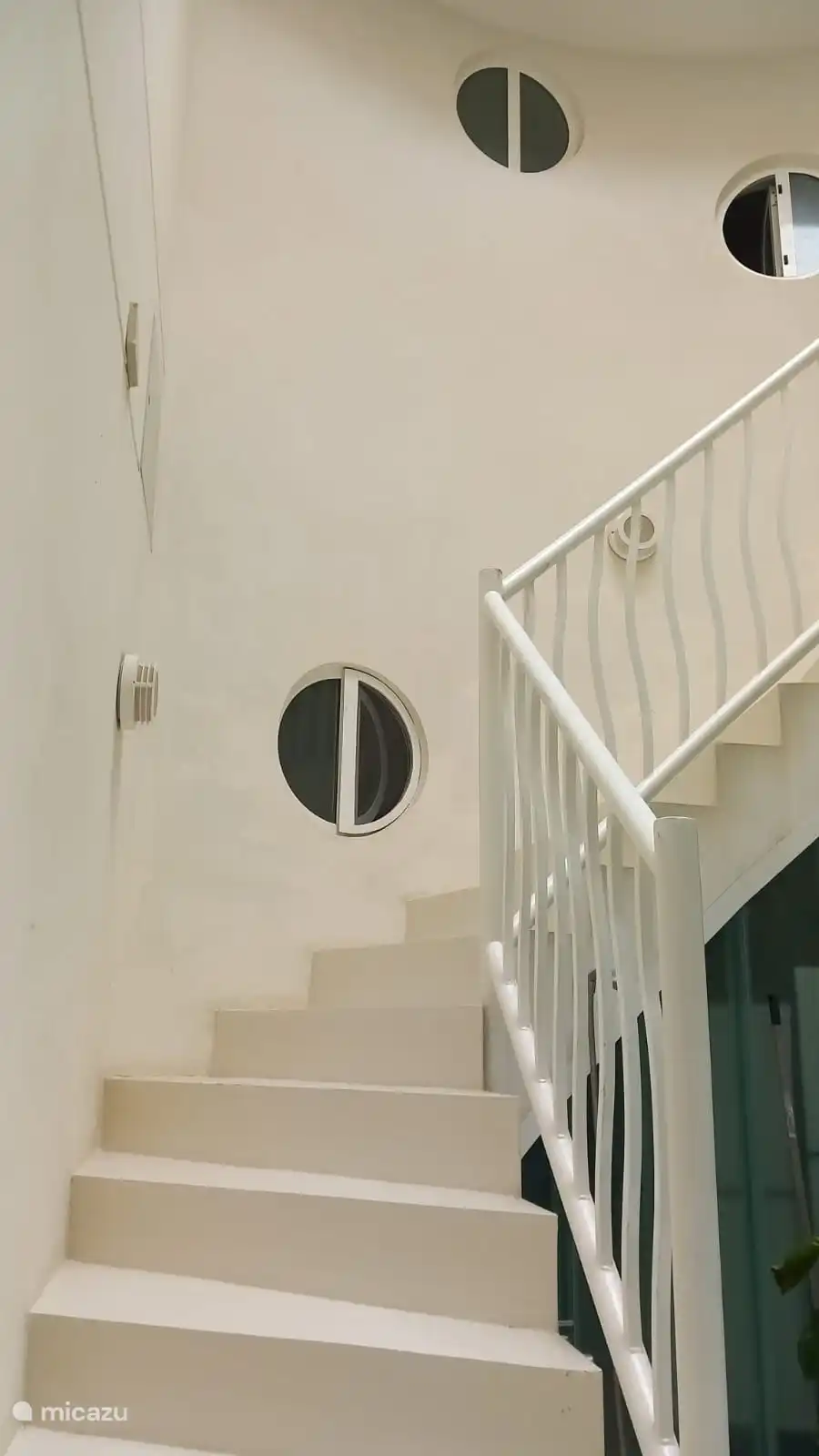 Die Treppe vom ersten in den zweiten Stock (unsere Wohnung). Es gibt keinen Aufzug.