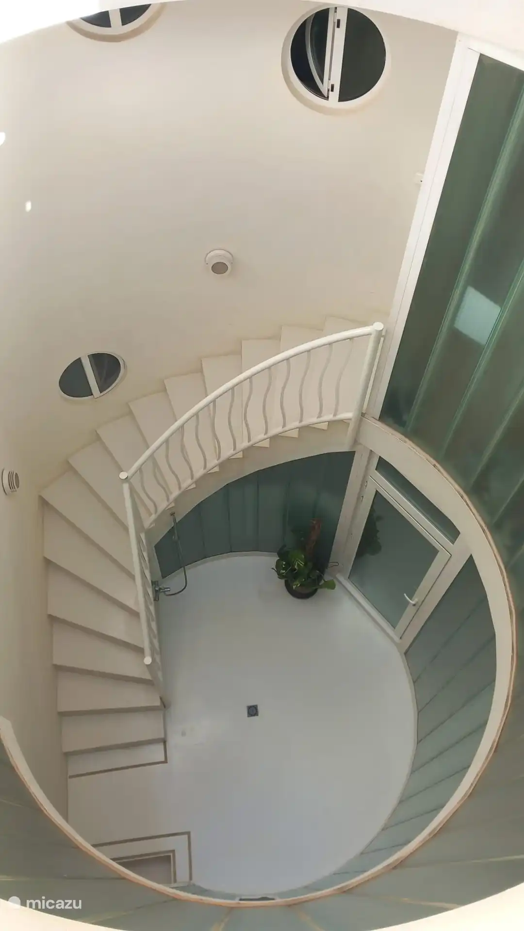 Blick auf die Wohnung im ersten Stock und die Treppe zum zweiten, unserer Wohnung. 