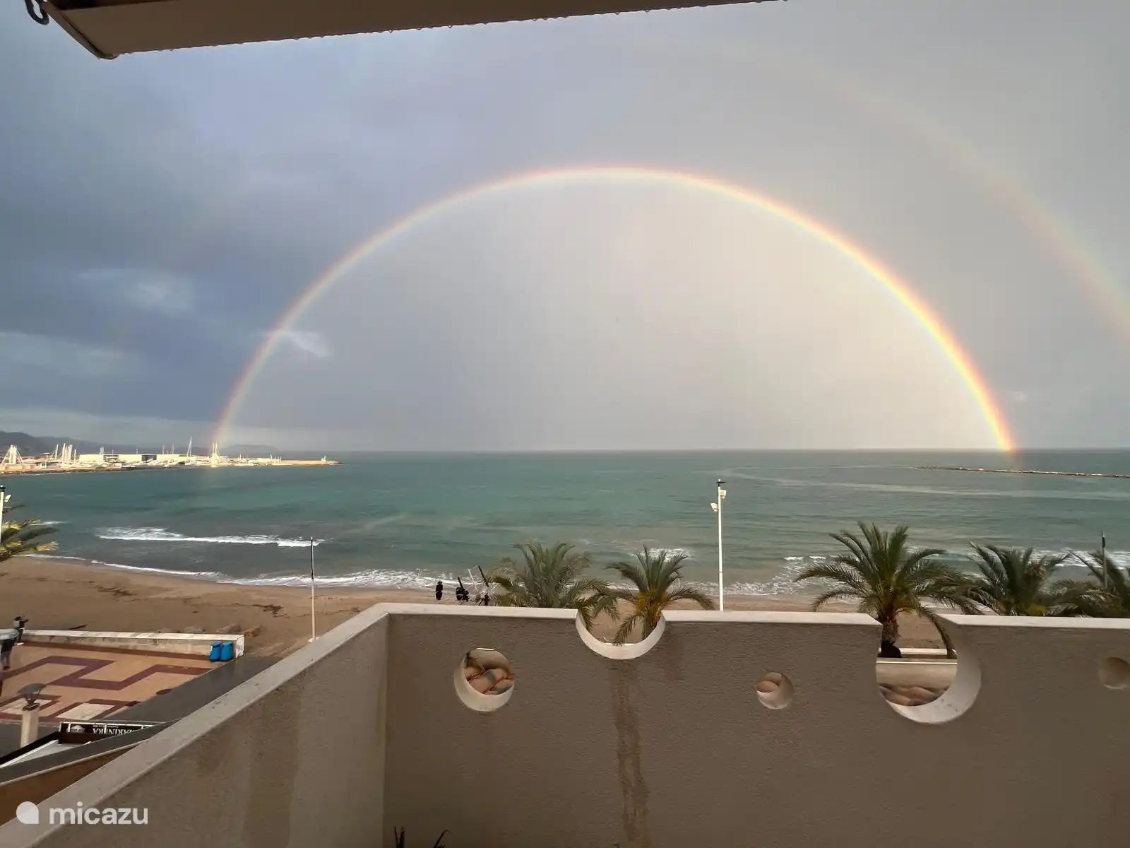Wunderschöner Himmel, von den Terrassen auf der Meerseite aus gesehen. Normalerweise blau, aber jedes Mal anders!