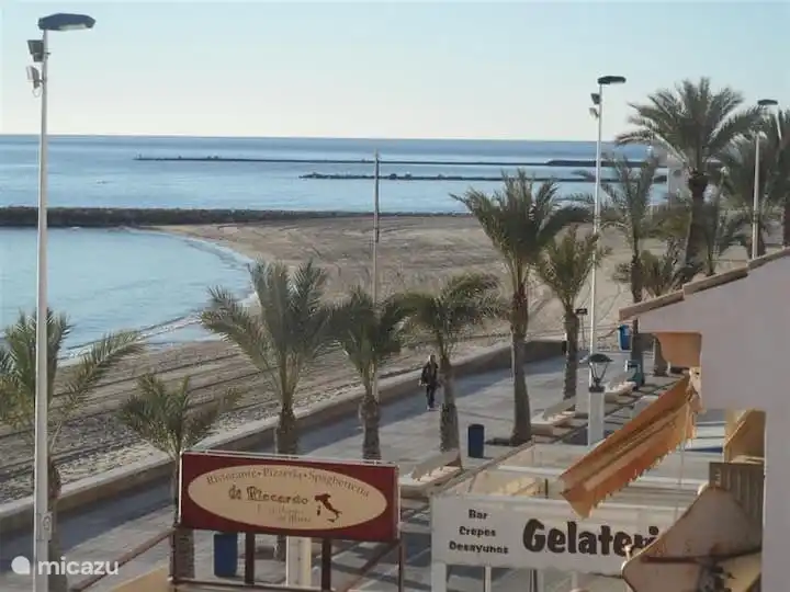 Die Strandpromenade von einer der Terrassen auf der Meerseite aus gesehen.