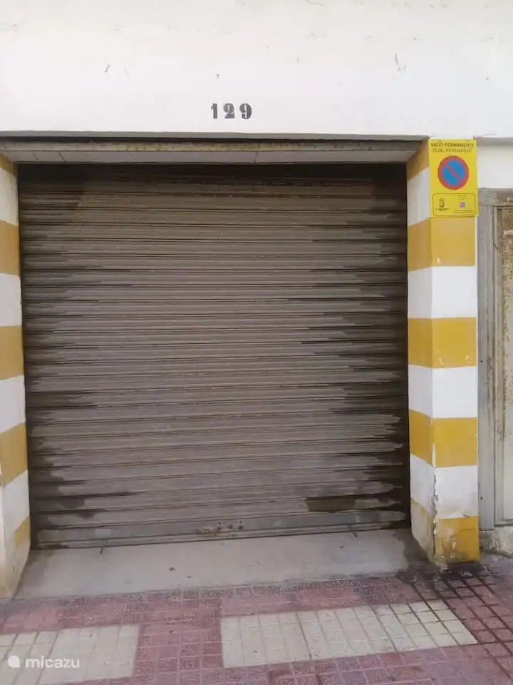 Wir haben einen Parkplatz in einer privaten Garage in unserer Straße, ca. 250 Meter entfernt. ca. 2 min. gehen. Besonders nützlich in der Hochsaison!