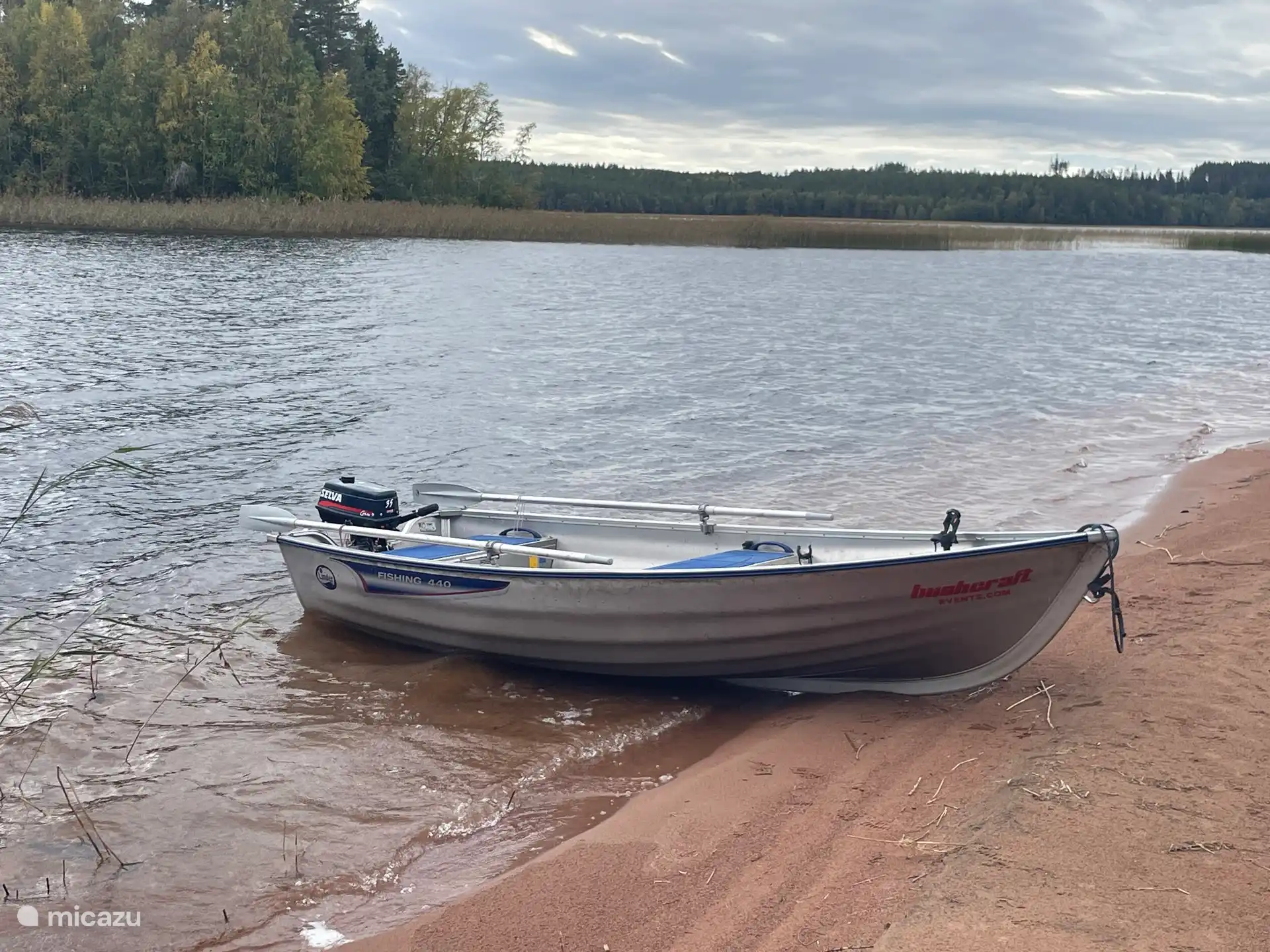 Possibilité de louer un bateau à moteur.