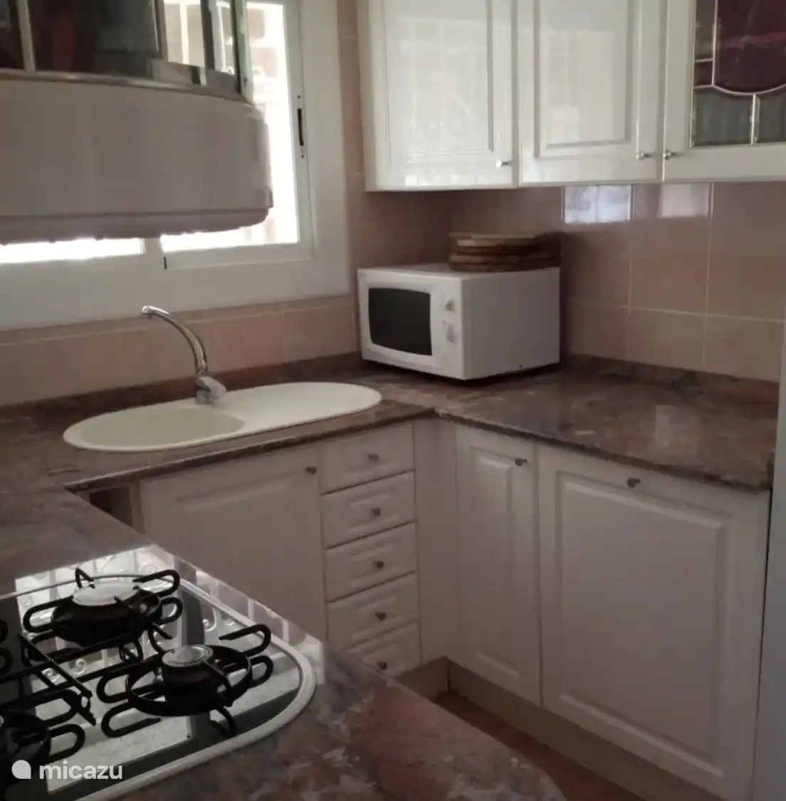 Küche mit Geschirrspüler, Backofen, Mikrowelle, Nespresso und Kaffeemaschine 