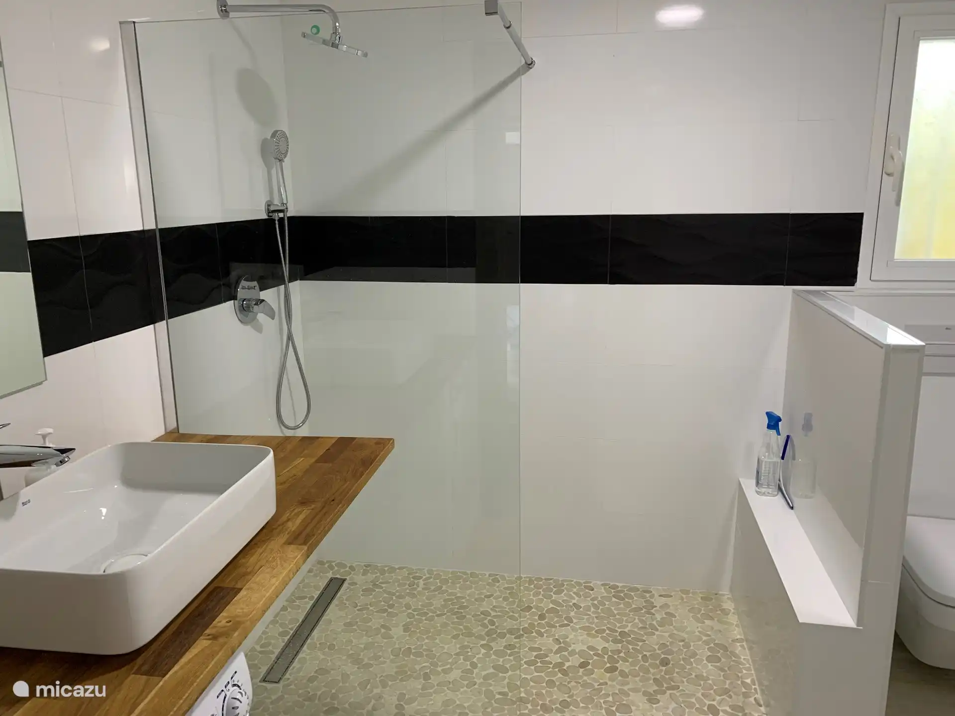 Badezimmer des Abuela-Zimmers mit Toilette