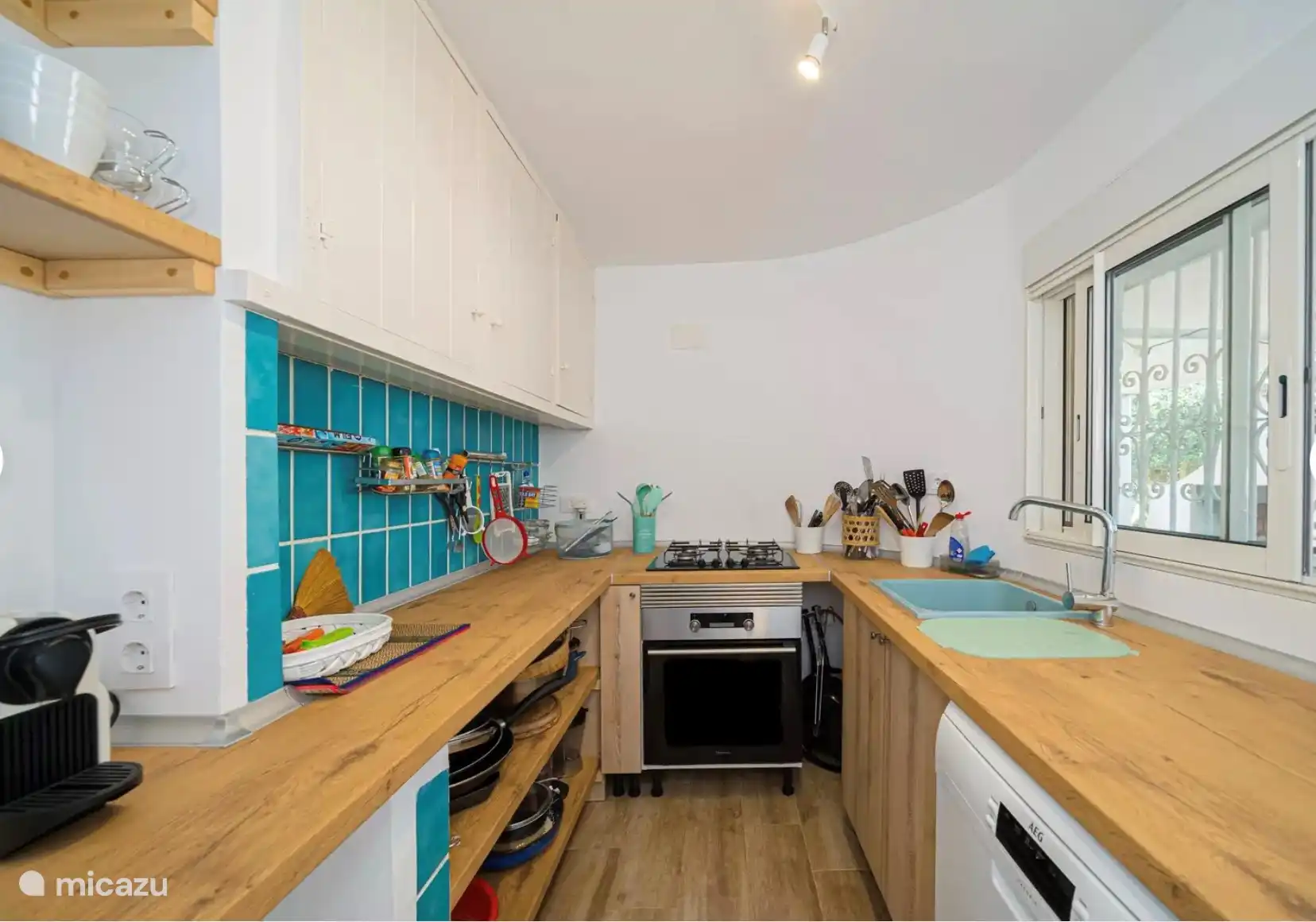 Sommerküche mit Geschirrspüler, Backofen, Nespresso und Kaffeemaschine 