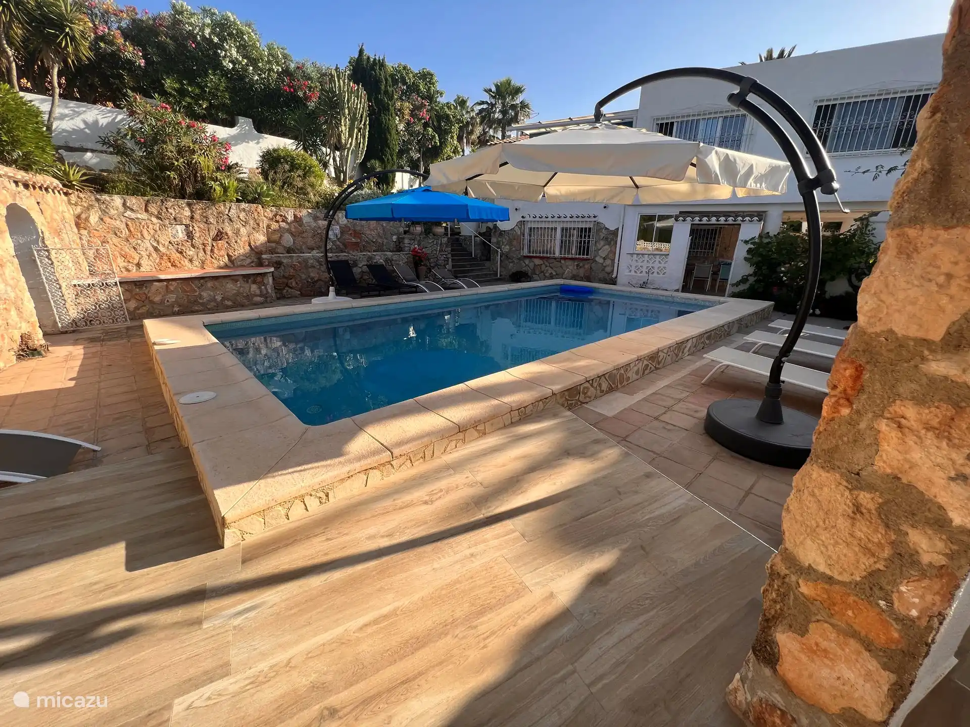 Schwimmbad mit Treppe und Strand