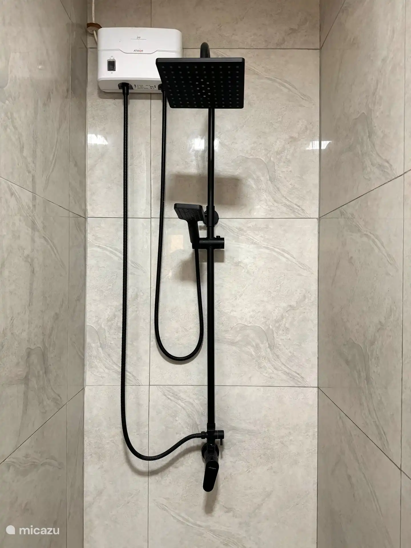 Regendusche mit Warmwasserbereiter.