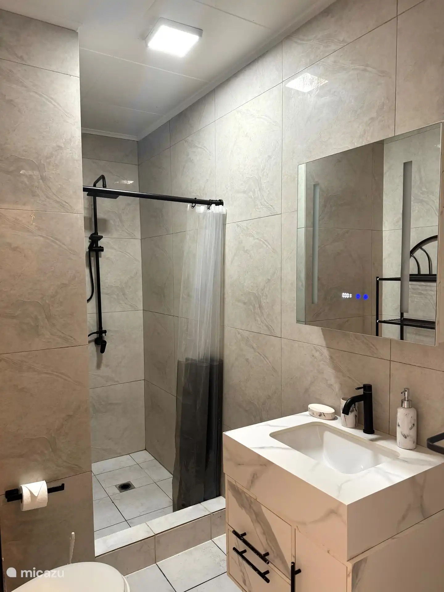 Das Badezimmer ist komplett ausgestattet.