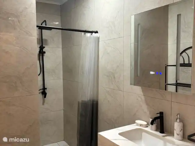 Location de Vacances Curaçao, Curaçao-Centre, Dominguito, appartement - Appartement Océan - Kenepa Resort La salle de bain est entièrement équipée.