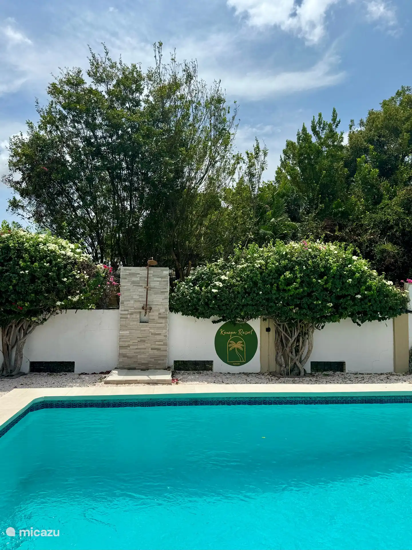 Ein schöner großer Swimmingpool für ein erfrischendes Bad.