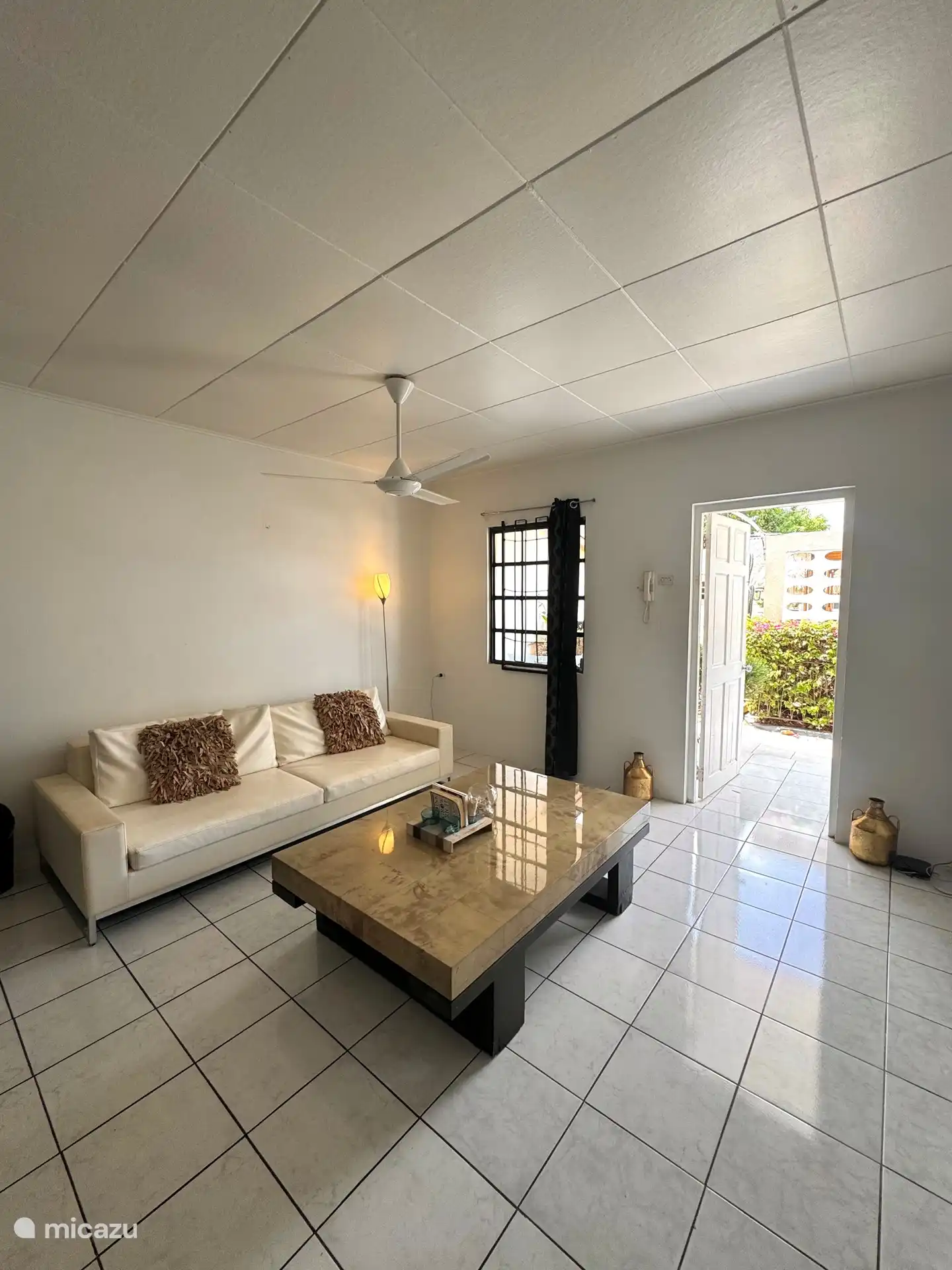 Ein geräumiges Wohnzimmer mit bequemem Sofa.