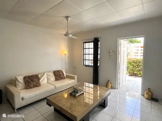 Location de Vacances Curaçao, Curaçao-Centre, Dominguito, appartement - Appartement Océan - Kenepa Resort Un salon spacieux avec canapé confortable.