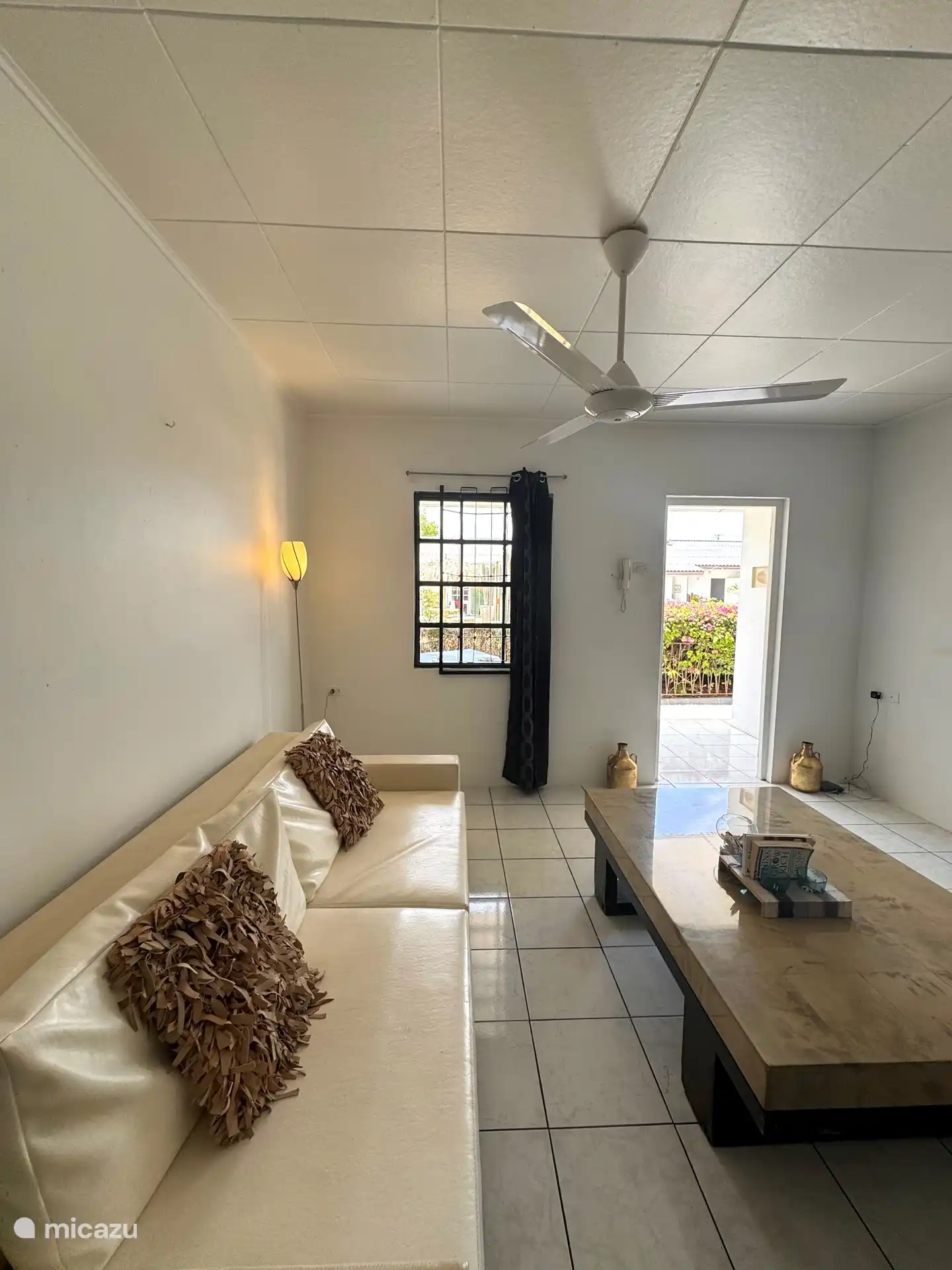 Das Wohnzimmer blickt auf den Pool auf der linken Seite.