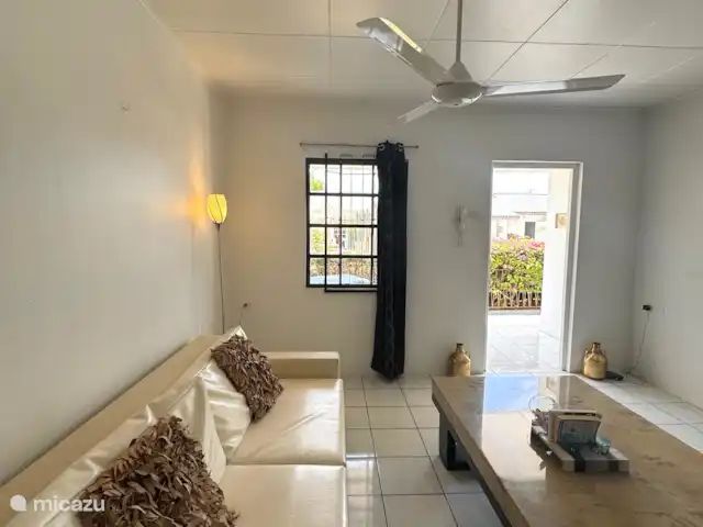 Location de Vacances Curaçao, Curaçao-Centre, Dominguito, appartement - Appartement Océan - Kenepa Resort Le salon donne sur la piscine sur la gauche.