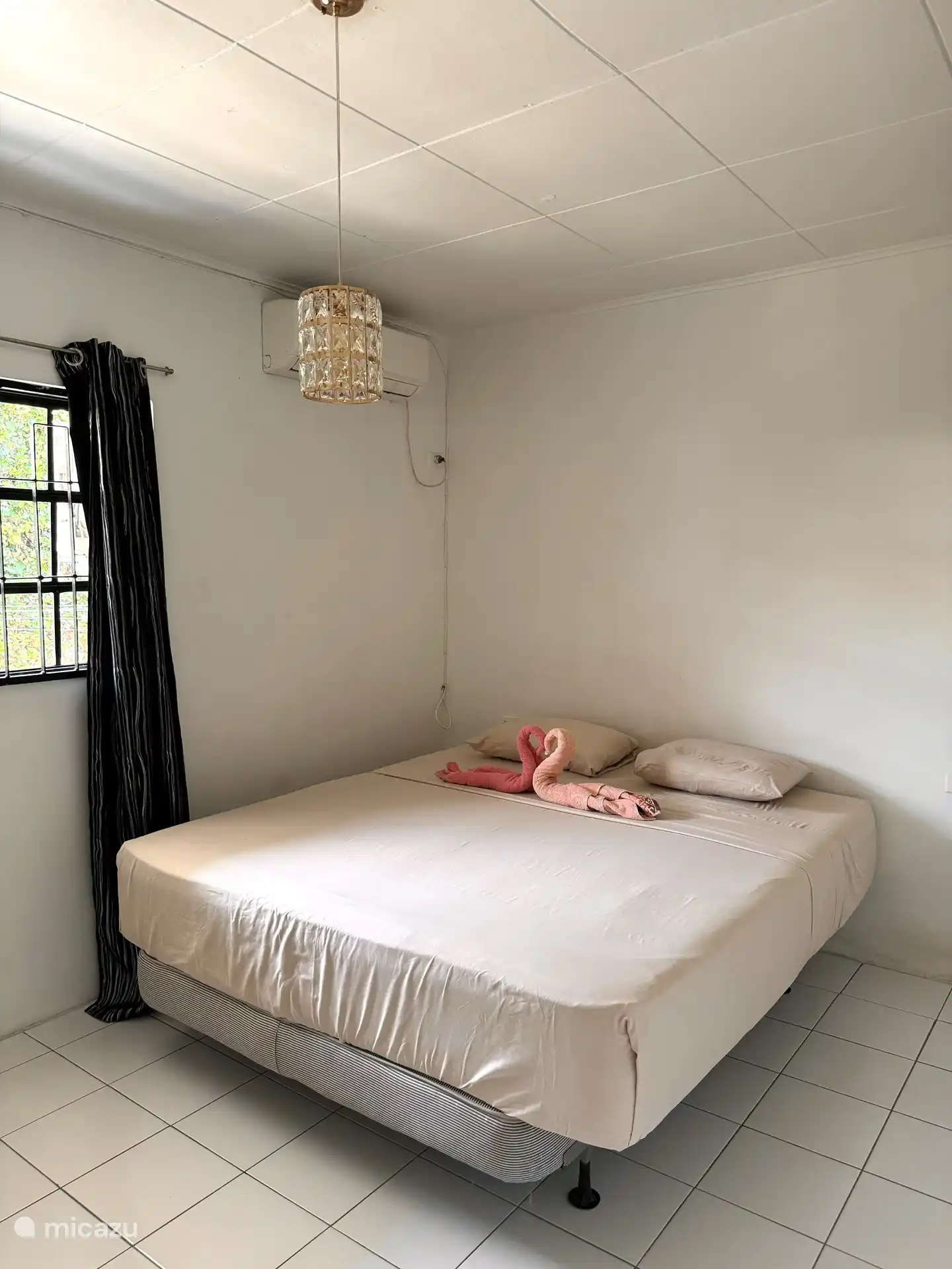 Geräumiges Schlafzimmer mit Klimaanlage.