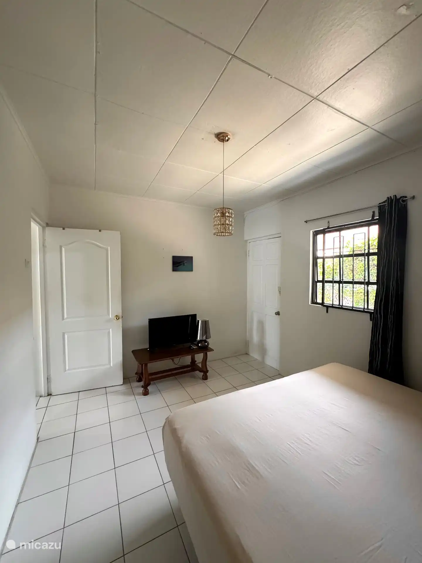 Schlafzimmer mit TV.