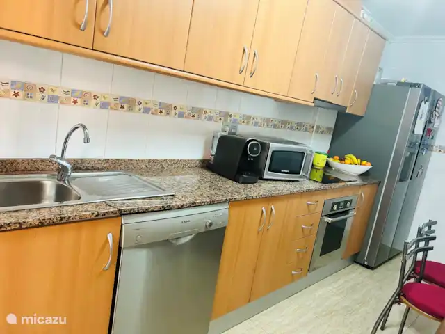 Prachtige zonsopgang  huren in Spanje, Murcia, Los Alcázares - vakantiehuis Keuken met Amerikaanse koelkast met water- en ijsdispenser, spoelbak, magnetron spoelbak en vaatwasser