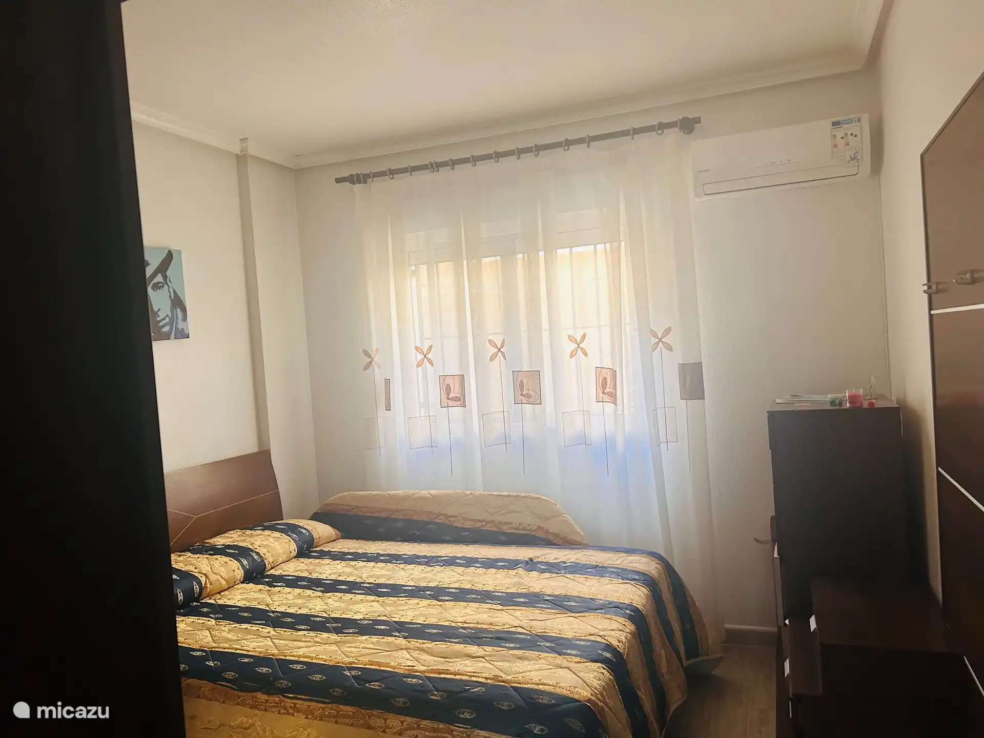 Slaapkamer met tweepersoonsbed, airconditioning, kledingkast, televisie en airconditioning gelegen op de begane grond 