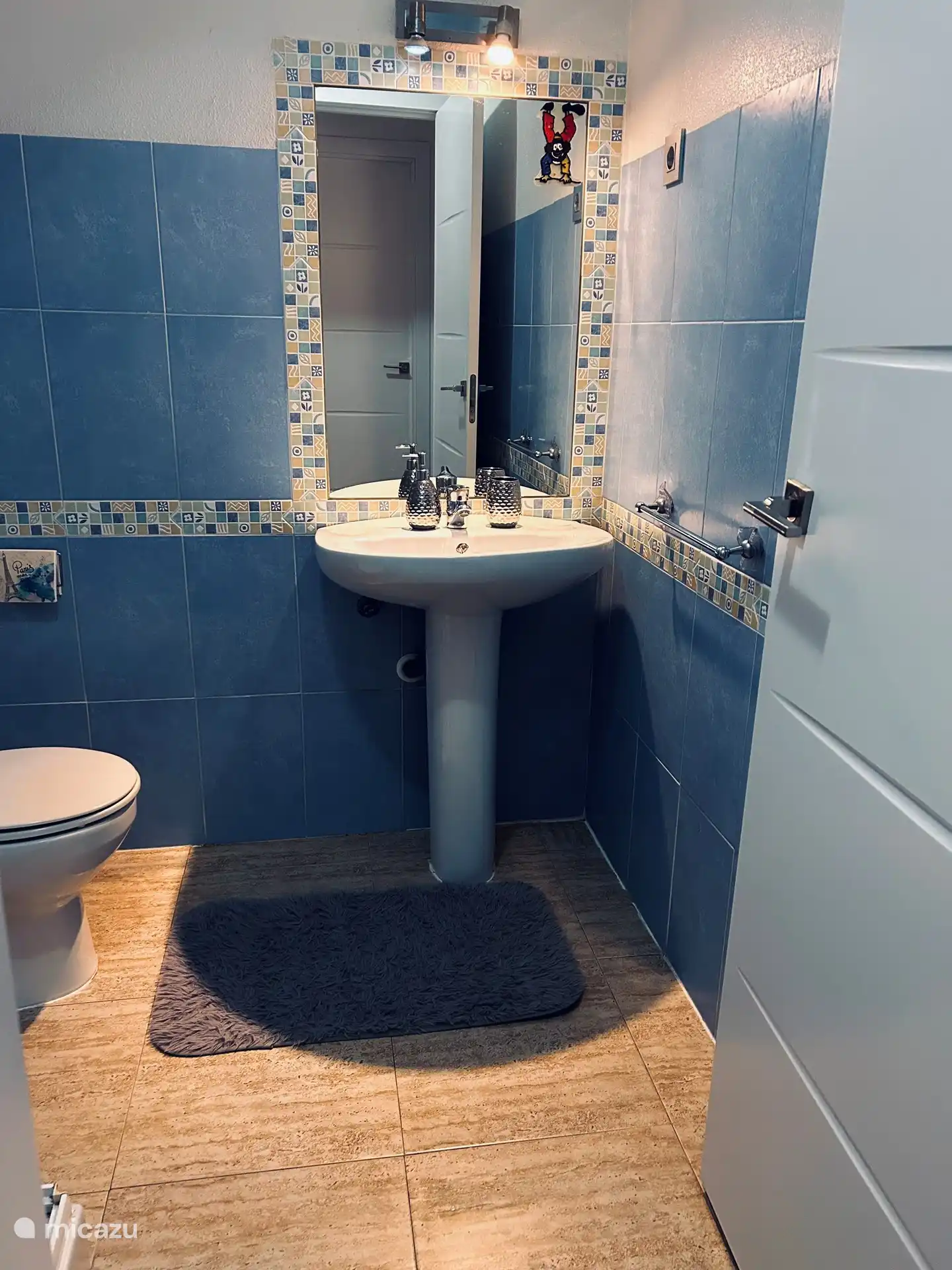 Service badkamer gelegen op de begane grond, is voorzien van wastafel, toilet en douche